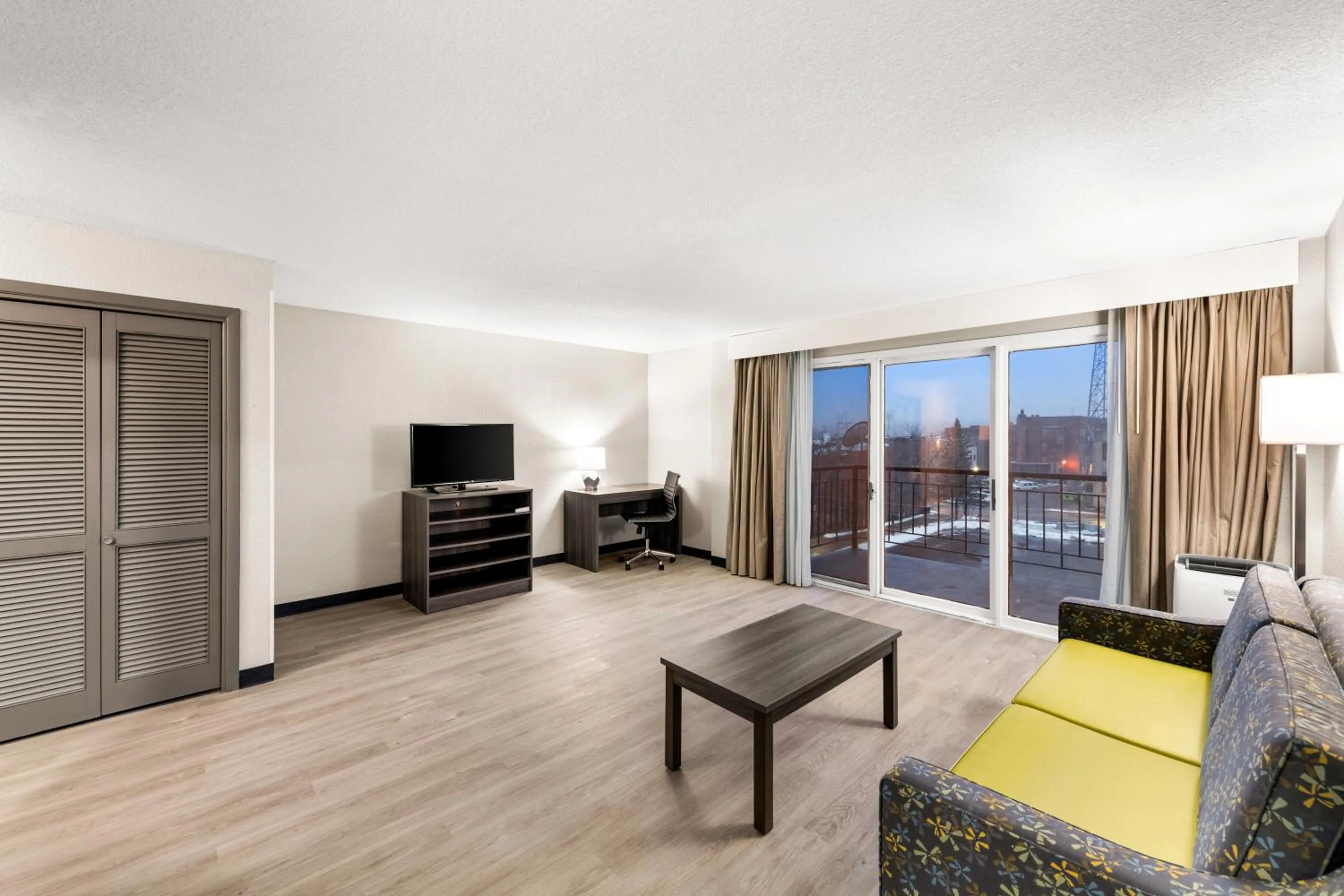 Seating area in Clarion Pointe Rhinelander Downtown