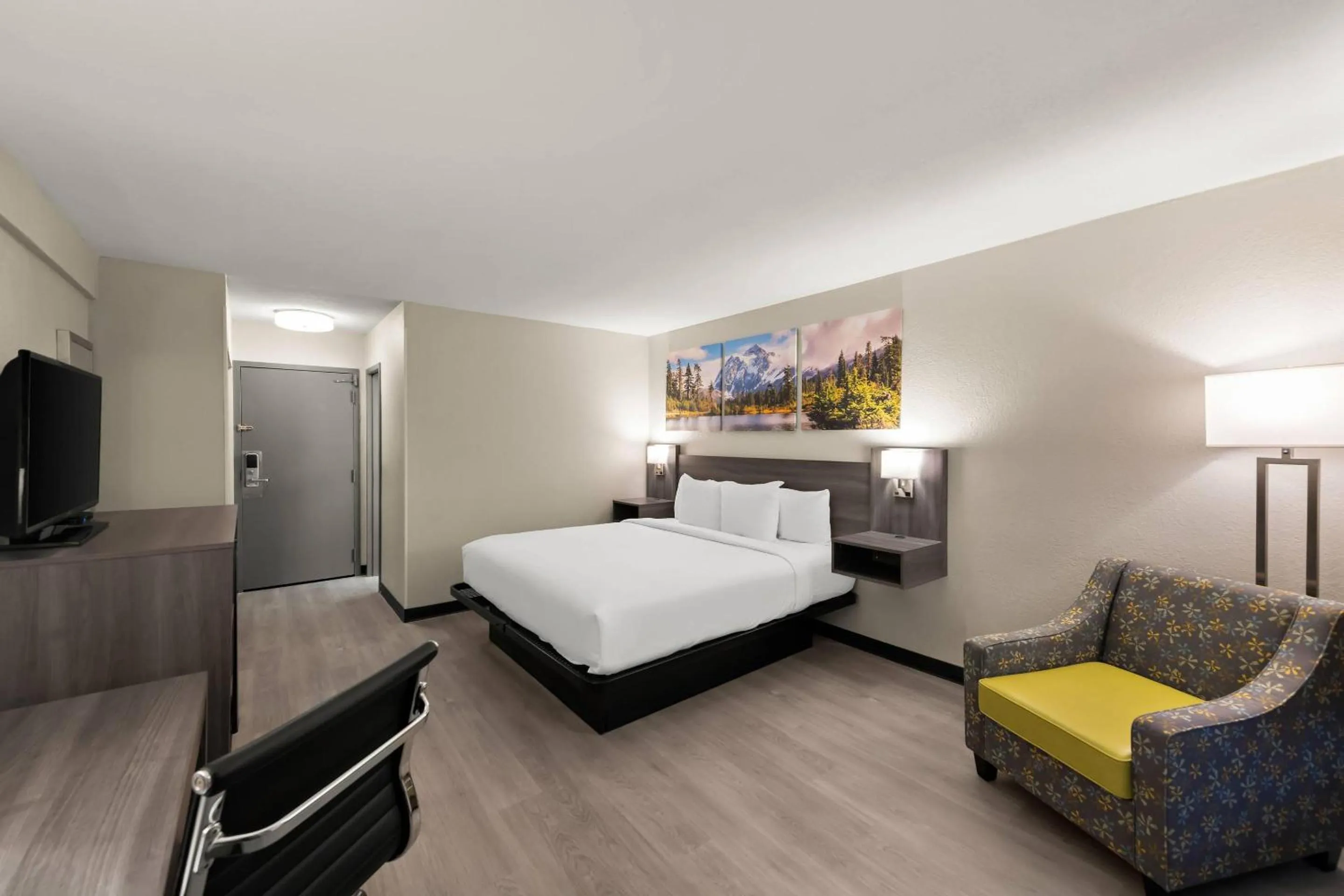 Bedroom, Bed in Clarion Pointe Rhinelander Downtown