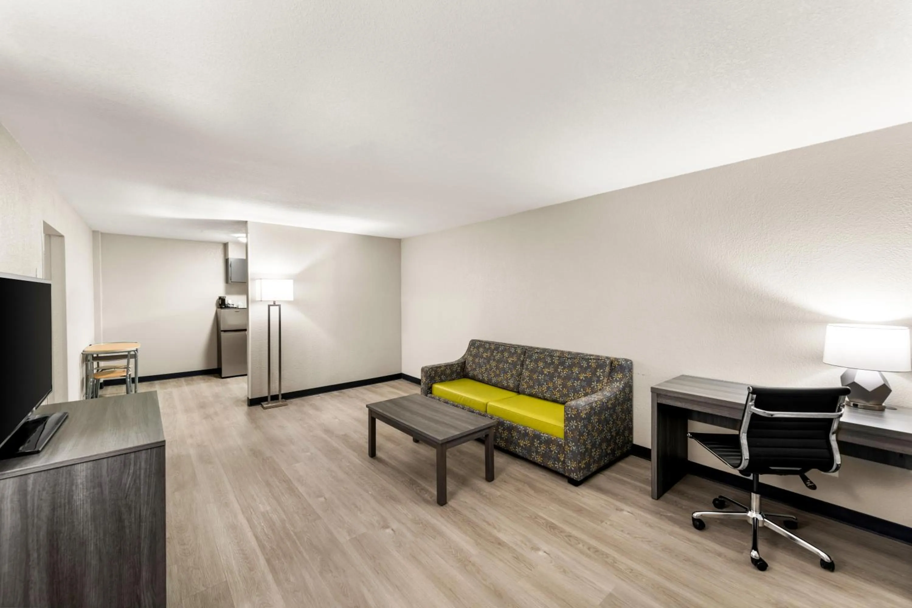 Living room in Clarion Pointe Rhinelander Downtown