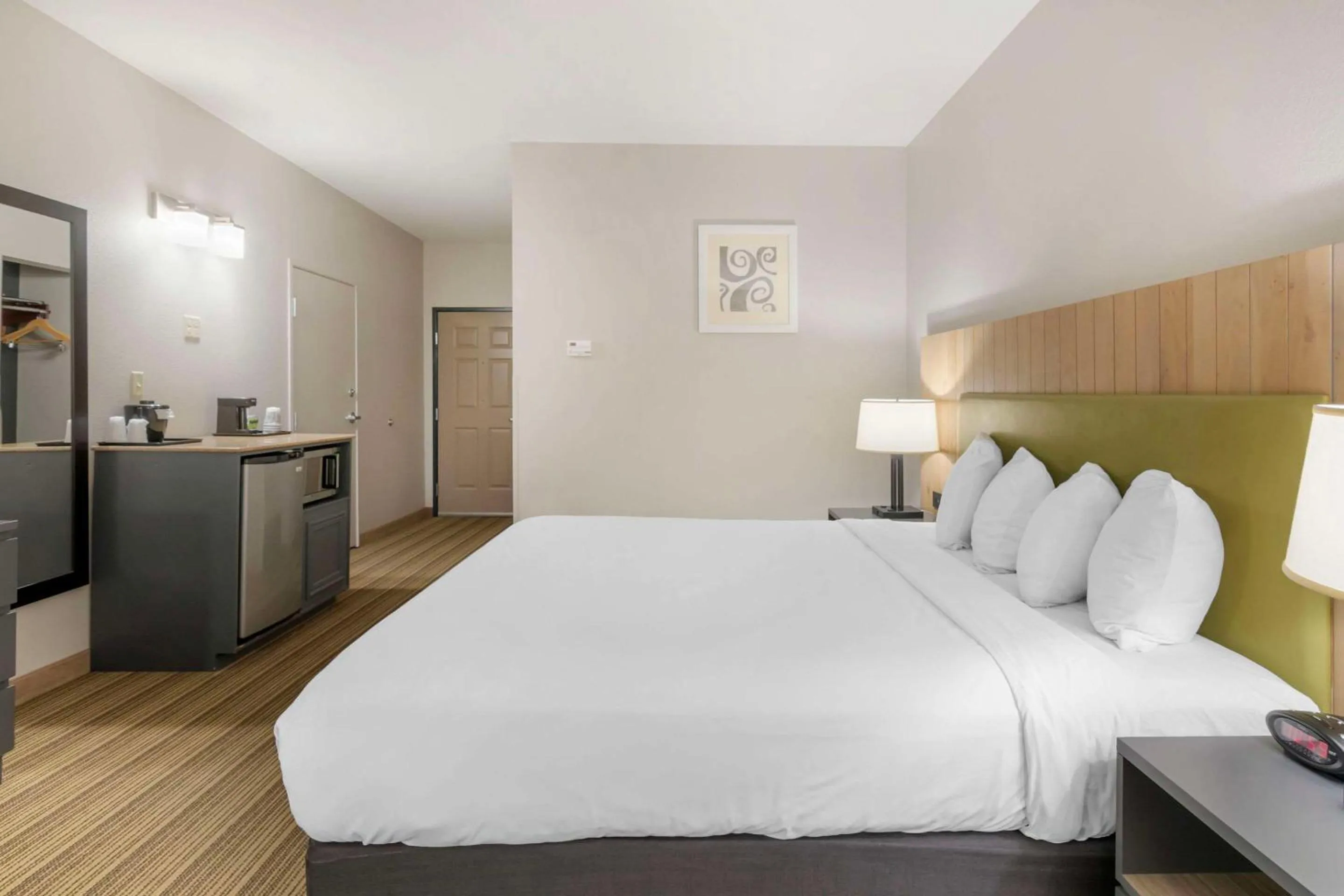 Bedroom, Bed in Country Inn & Suites by Radisson, Columbia, MO