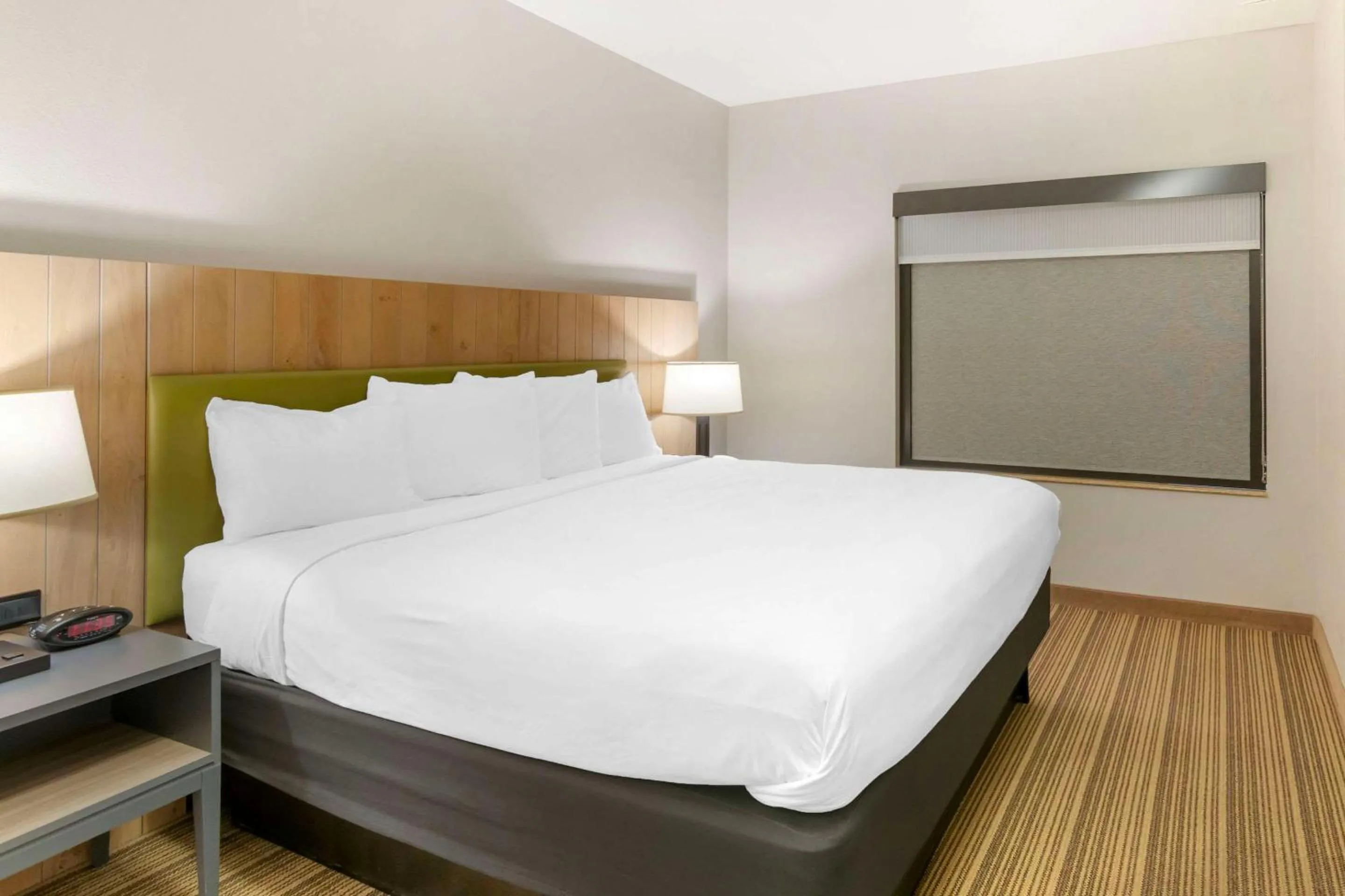 Bedroom, Bed in Country Inn & Suites by Radisson, Columbia, MO