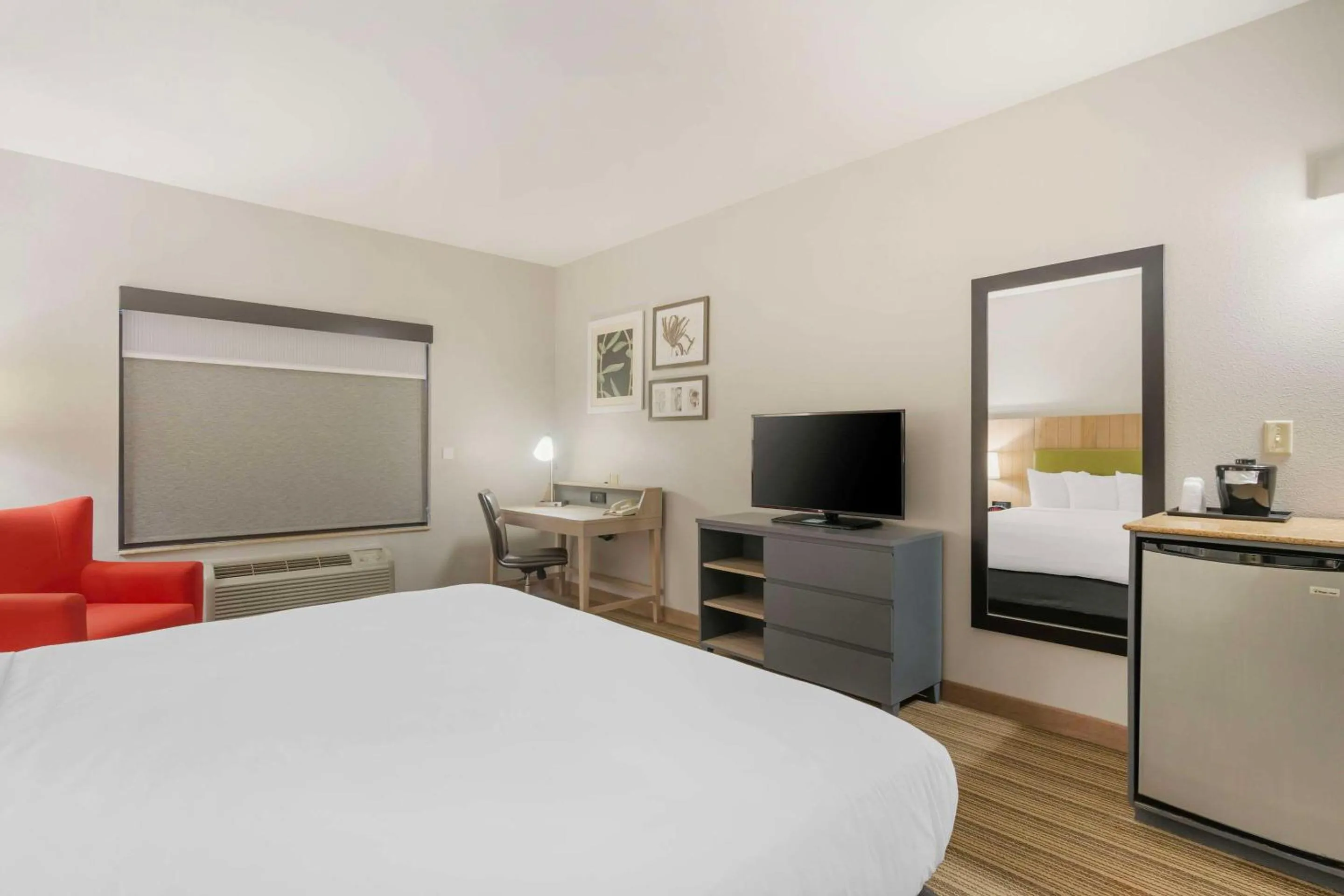 Bedroom, Bed in Country Inn & Suites by Radisson, Columbia, MO