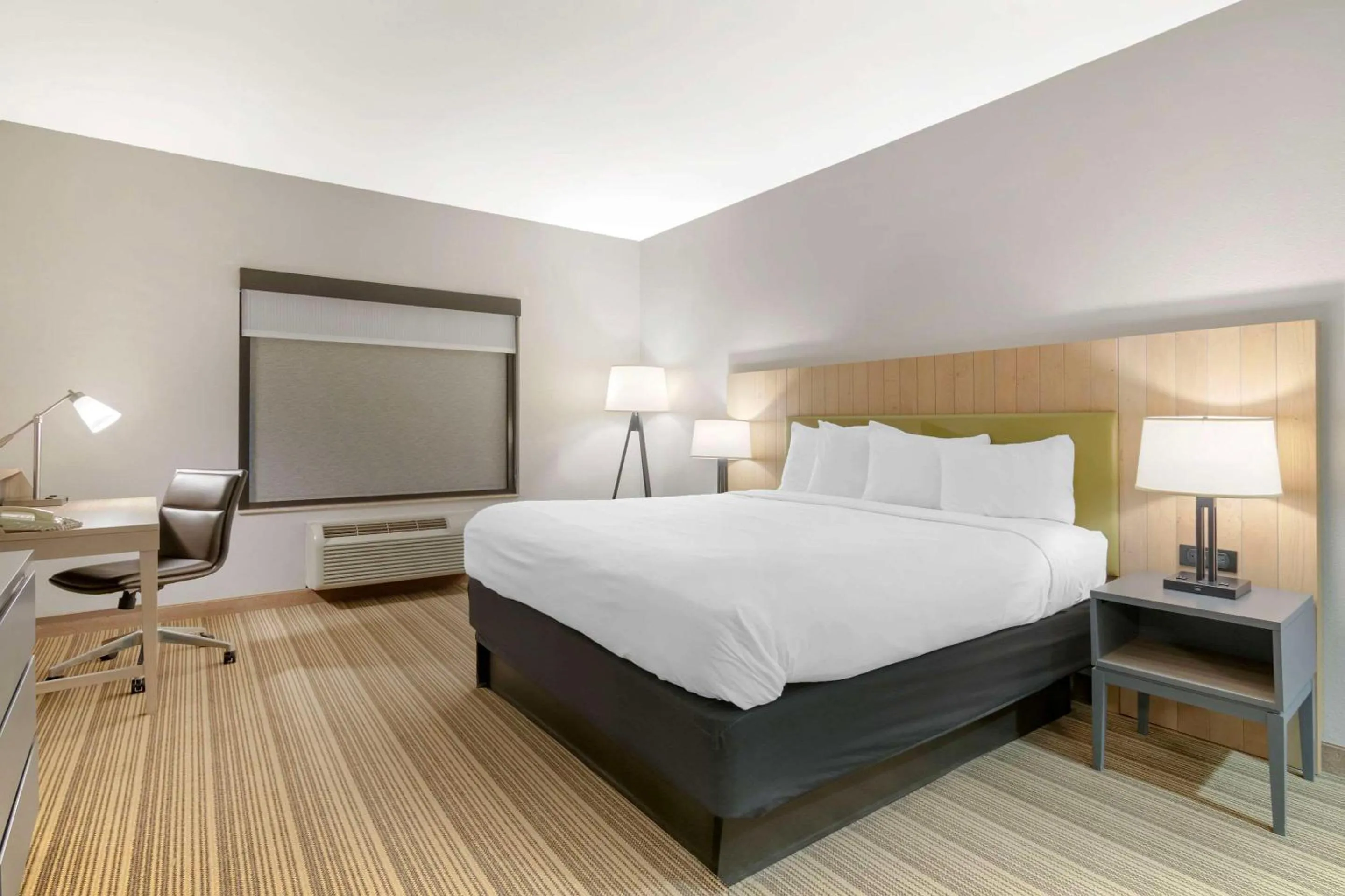 Bedroom, Bed in Country Inn & Suites by Radisson, Columbia, MO