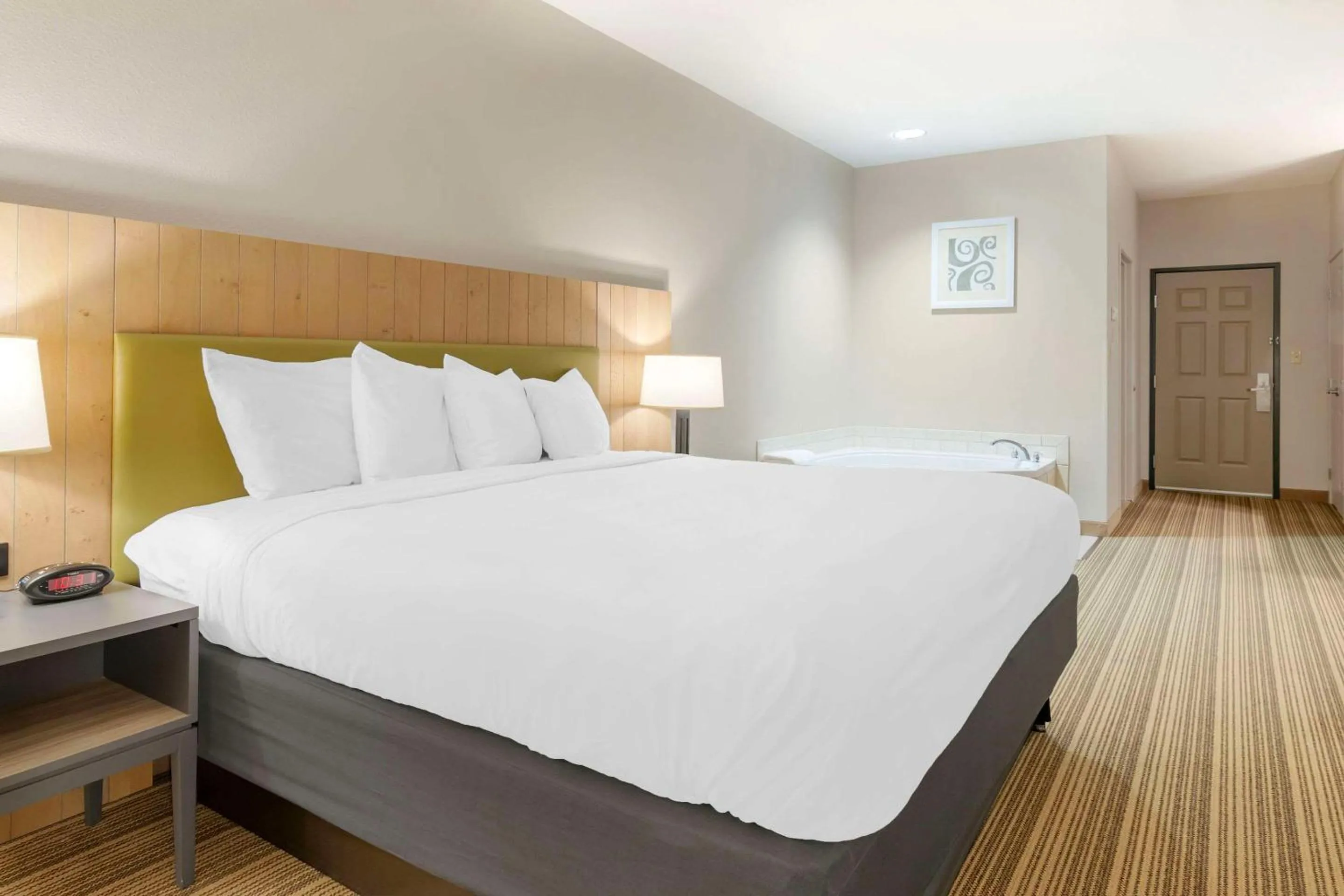 Bedroom, Bed in Country Inn & Suites by Radisson, Columbia, MO