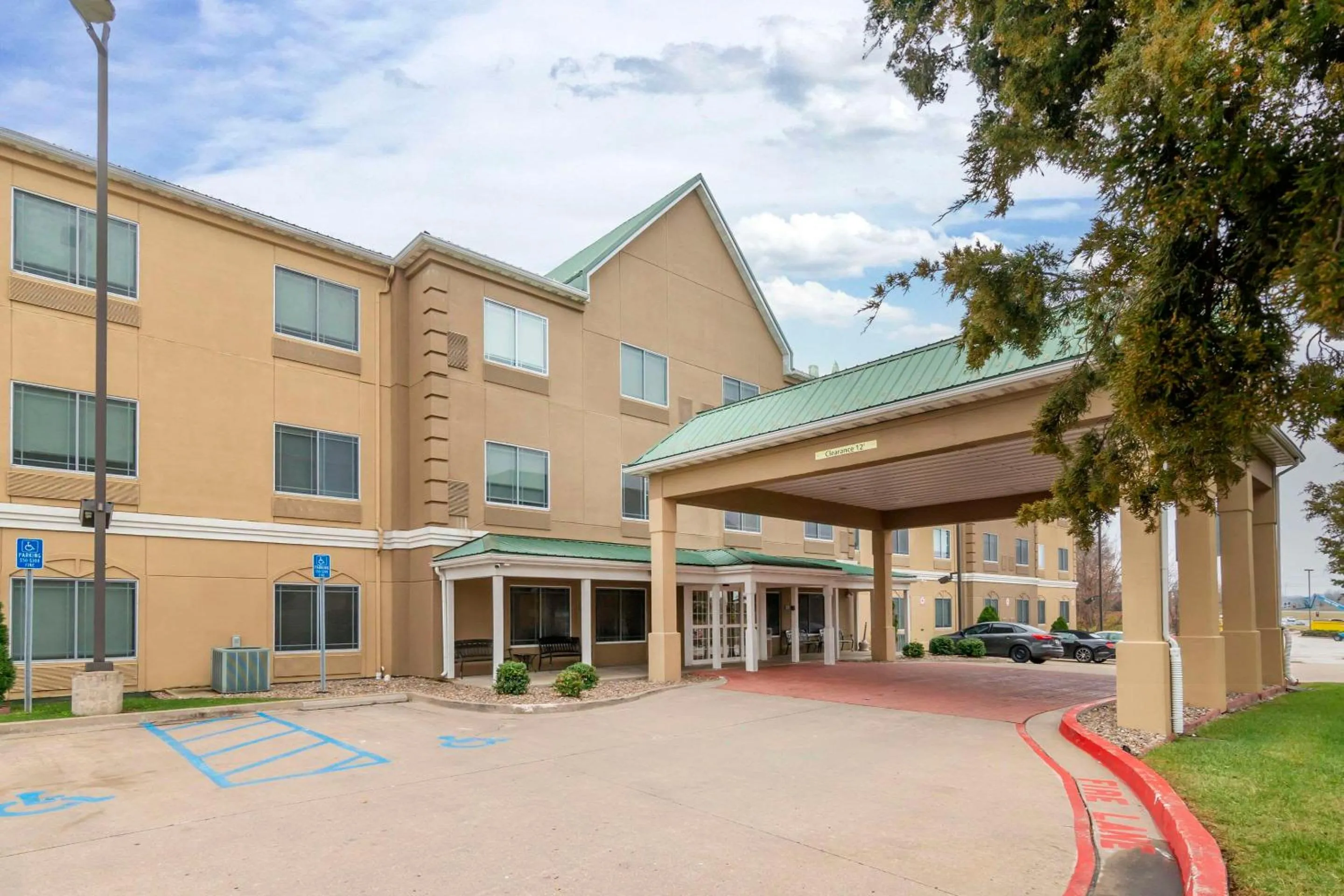Property building in Country Inn & Suites by Radisson, Columbia, MO