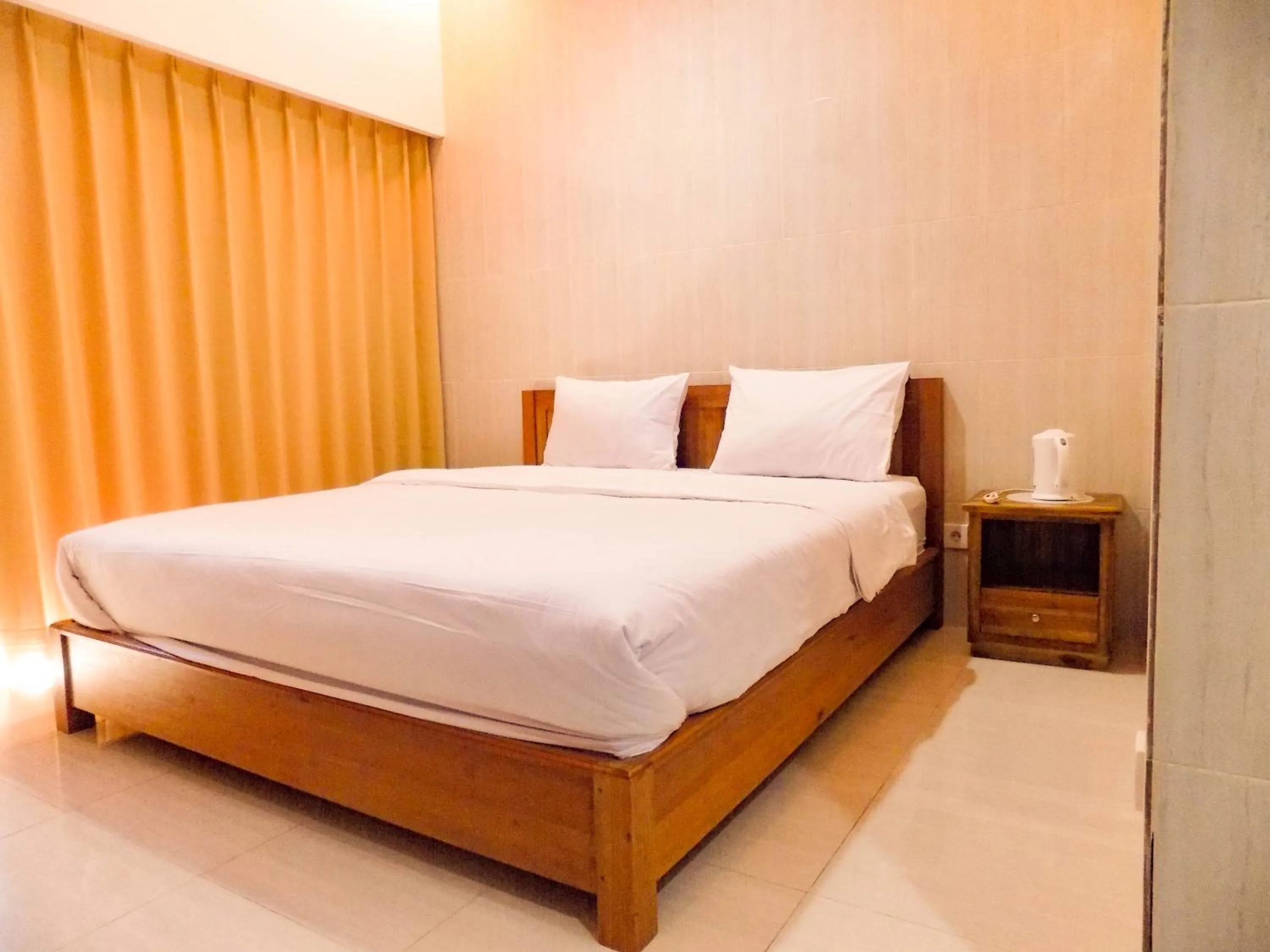 Bedroom, Bed in Guna Graha Kuta by Kamara