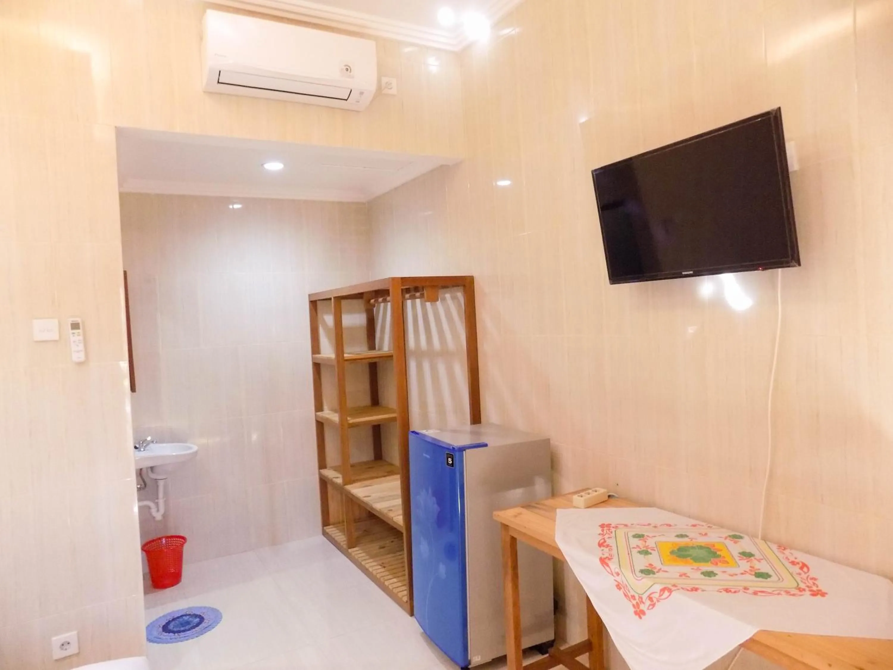 TV and multimedia, Bed in Guna Graha Kuta by Kamara