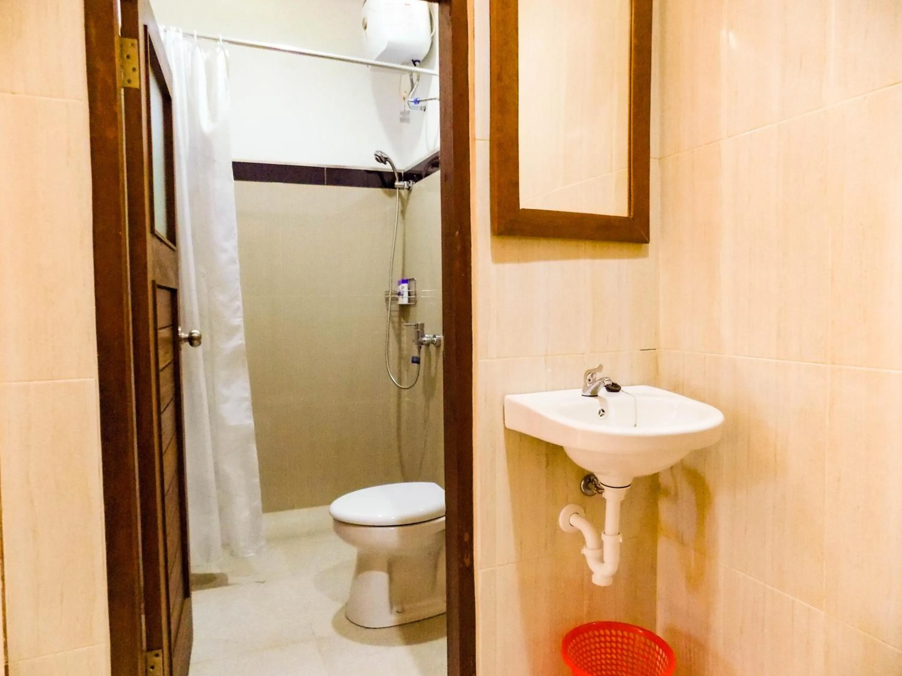 Shower in Guna Graha Kuta by Kamara