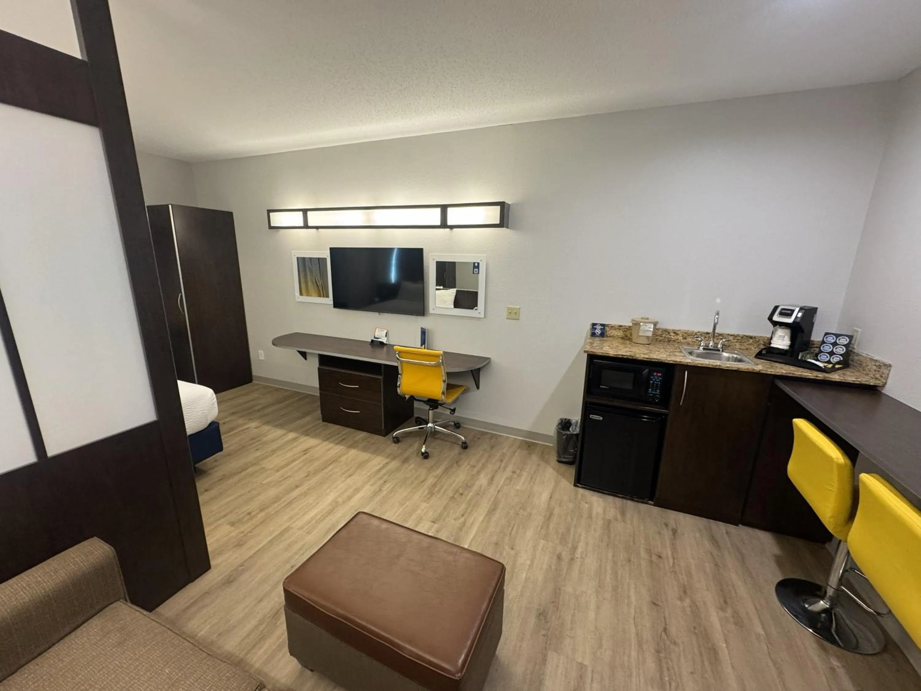 TV and multimedia in Microtel Inn & Suites by Wyndham Wheeling at The Highlands