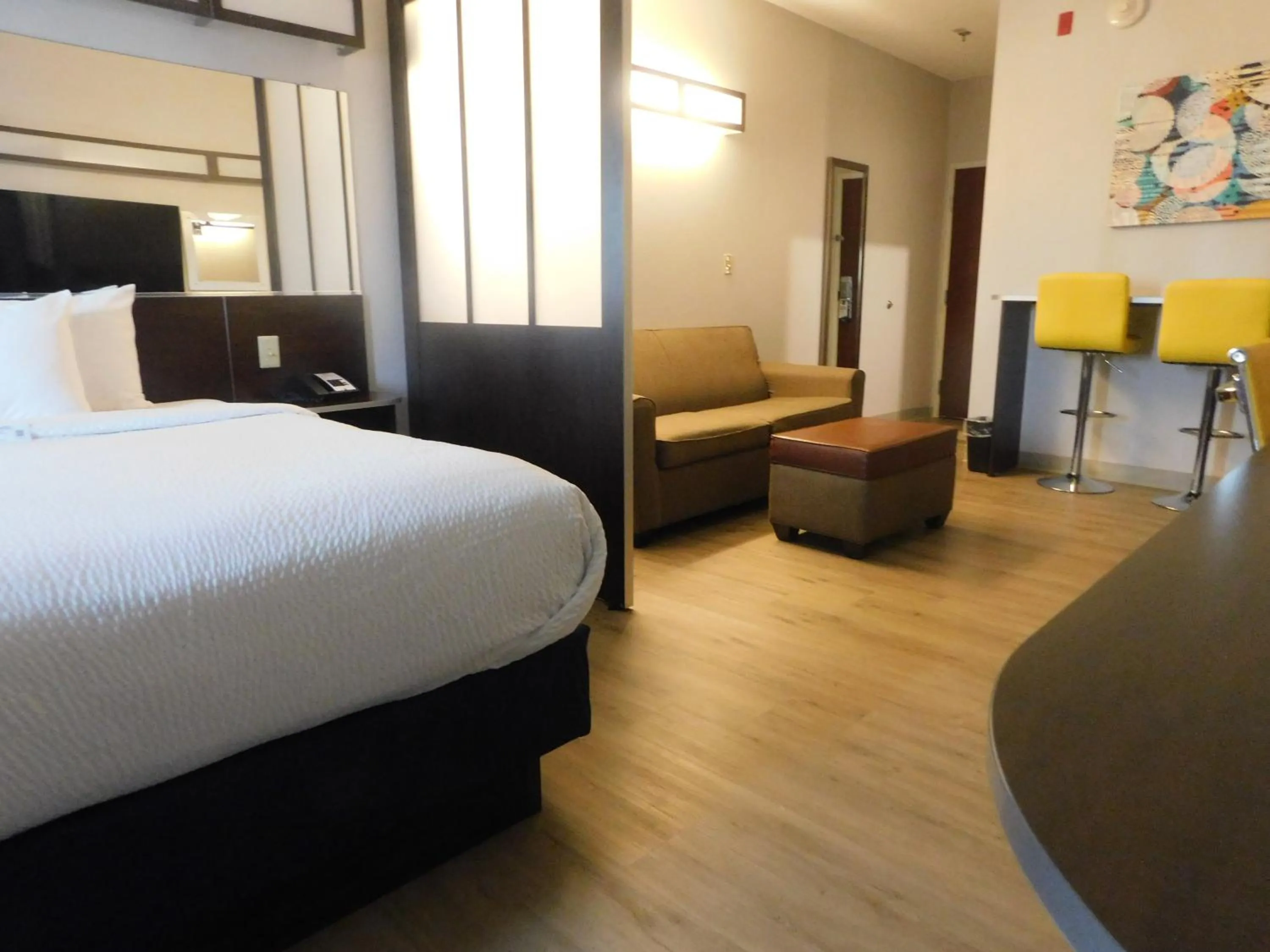 Dining area, Bed in Microtel Inn & Suites by Wyndham Wheeling at The Highlands
