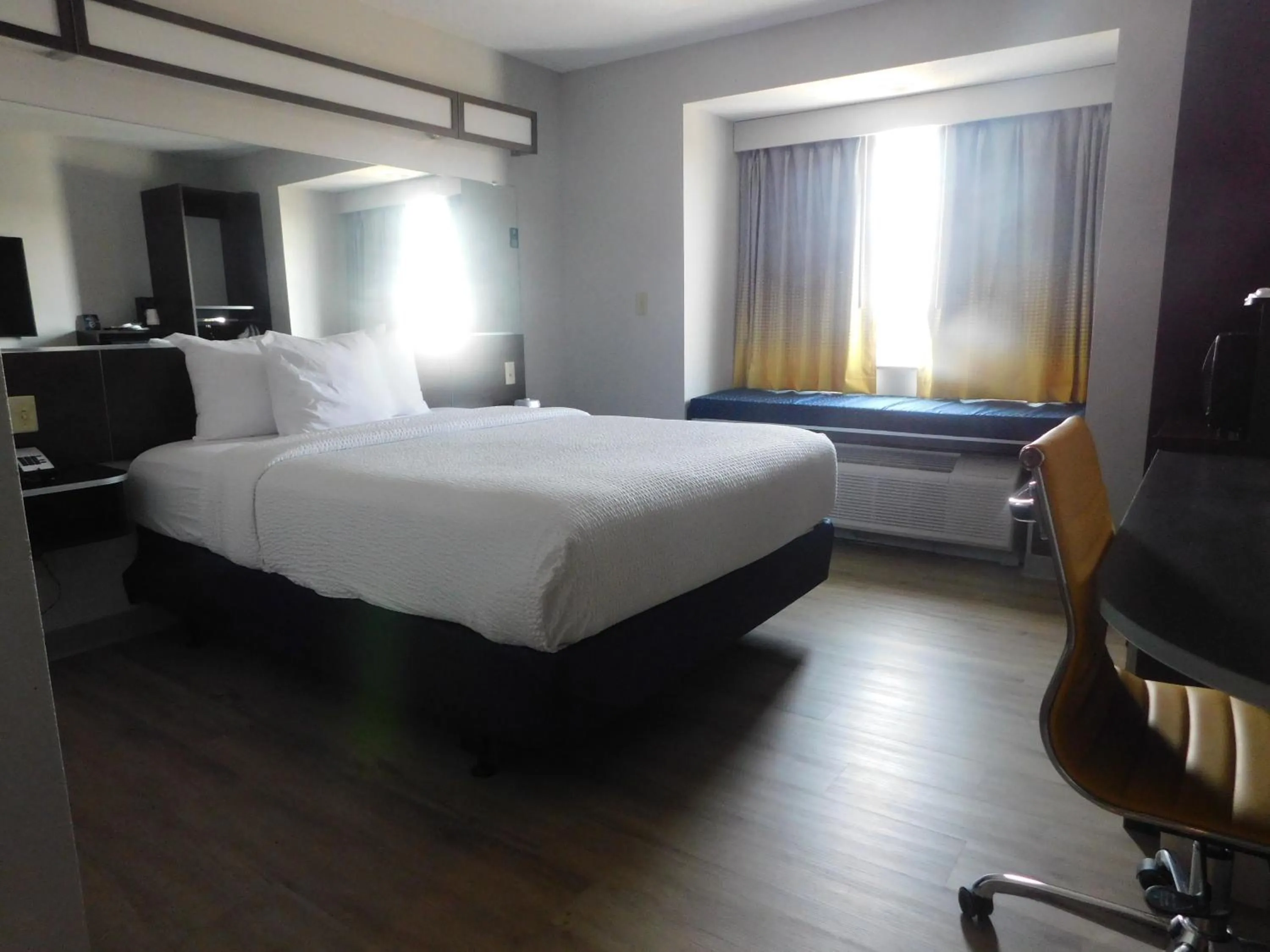 Bedroom, Bed in Microtel Inn & Suites by Wyndham Wheeling at The Highlands