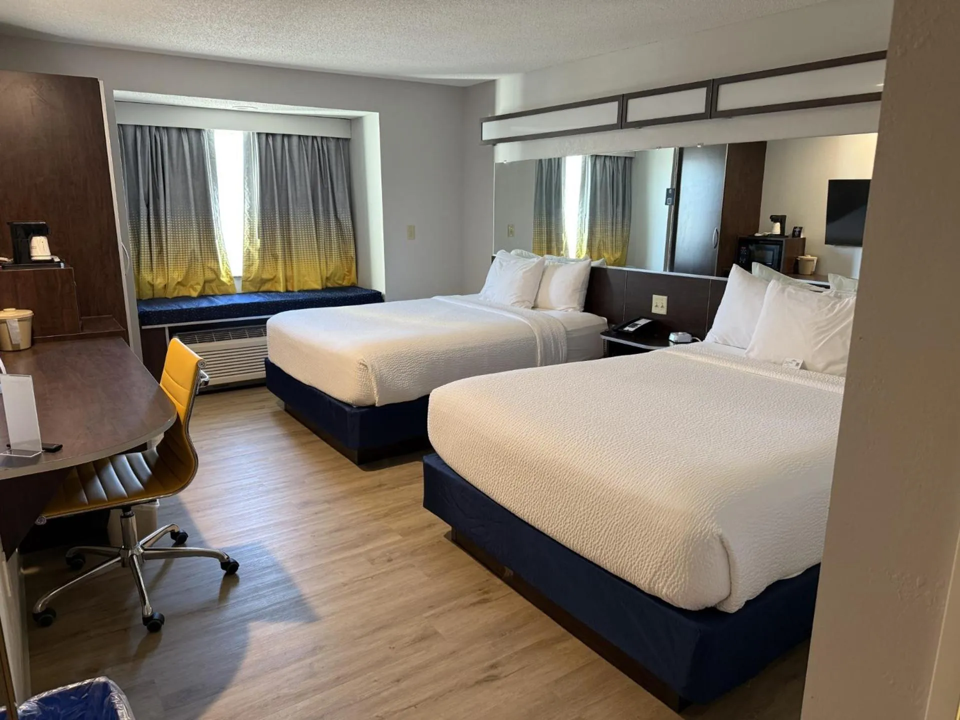 Floor plan, Bed in Microtel Inn & Suites by Wyndham Wheeling at The Highlands