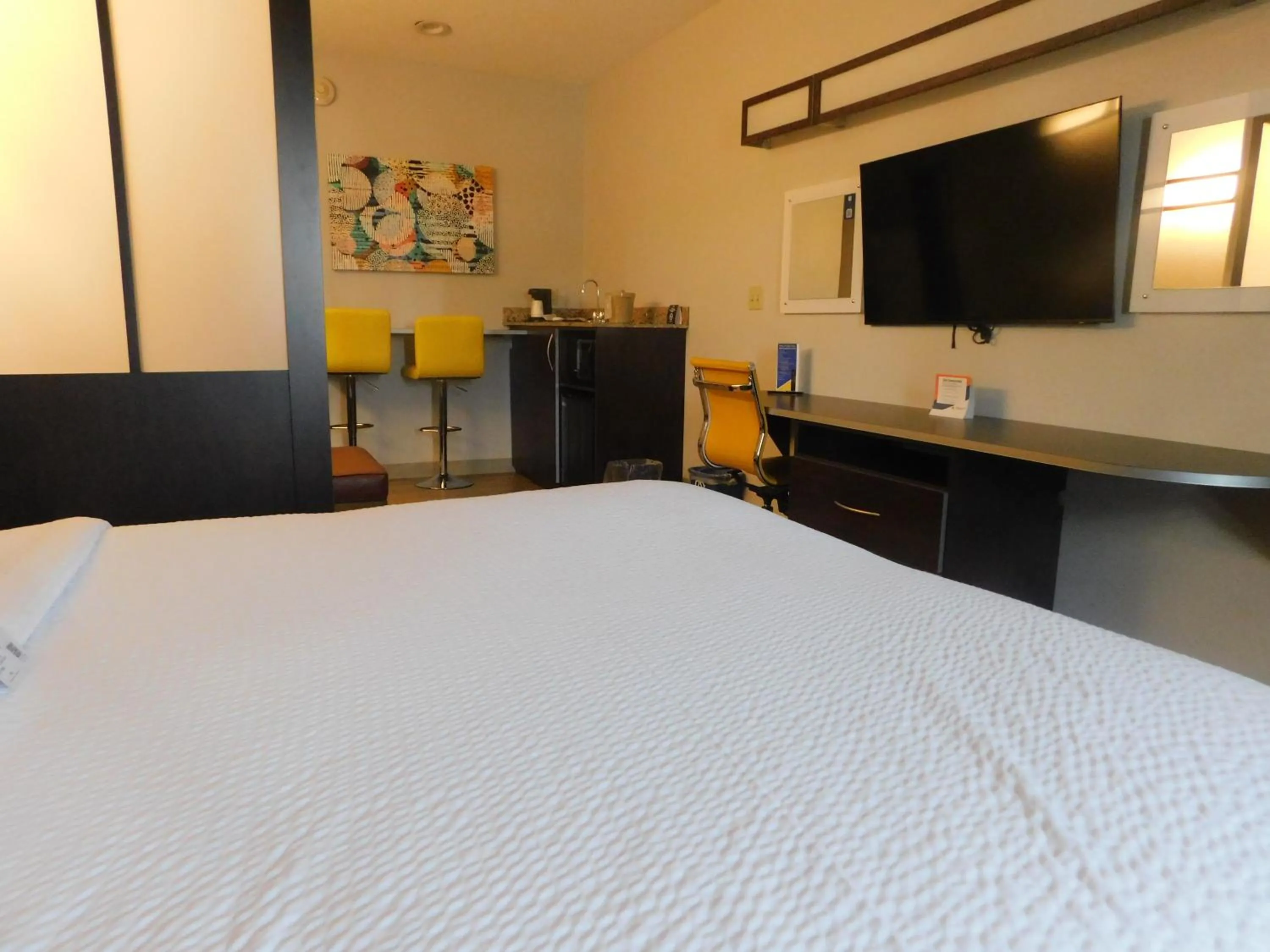 Floor plan, Bed in Microtel Inn & Suites by Wyndham Wheeling at The Highlands