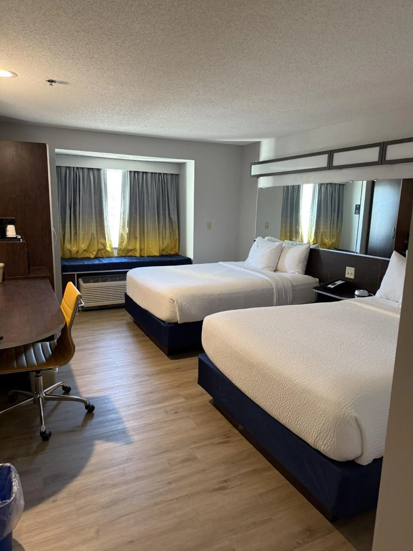 Floor plan, Bed in Microtel Inn & Suites by Wyndham Wheeling at The Highlands