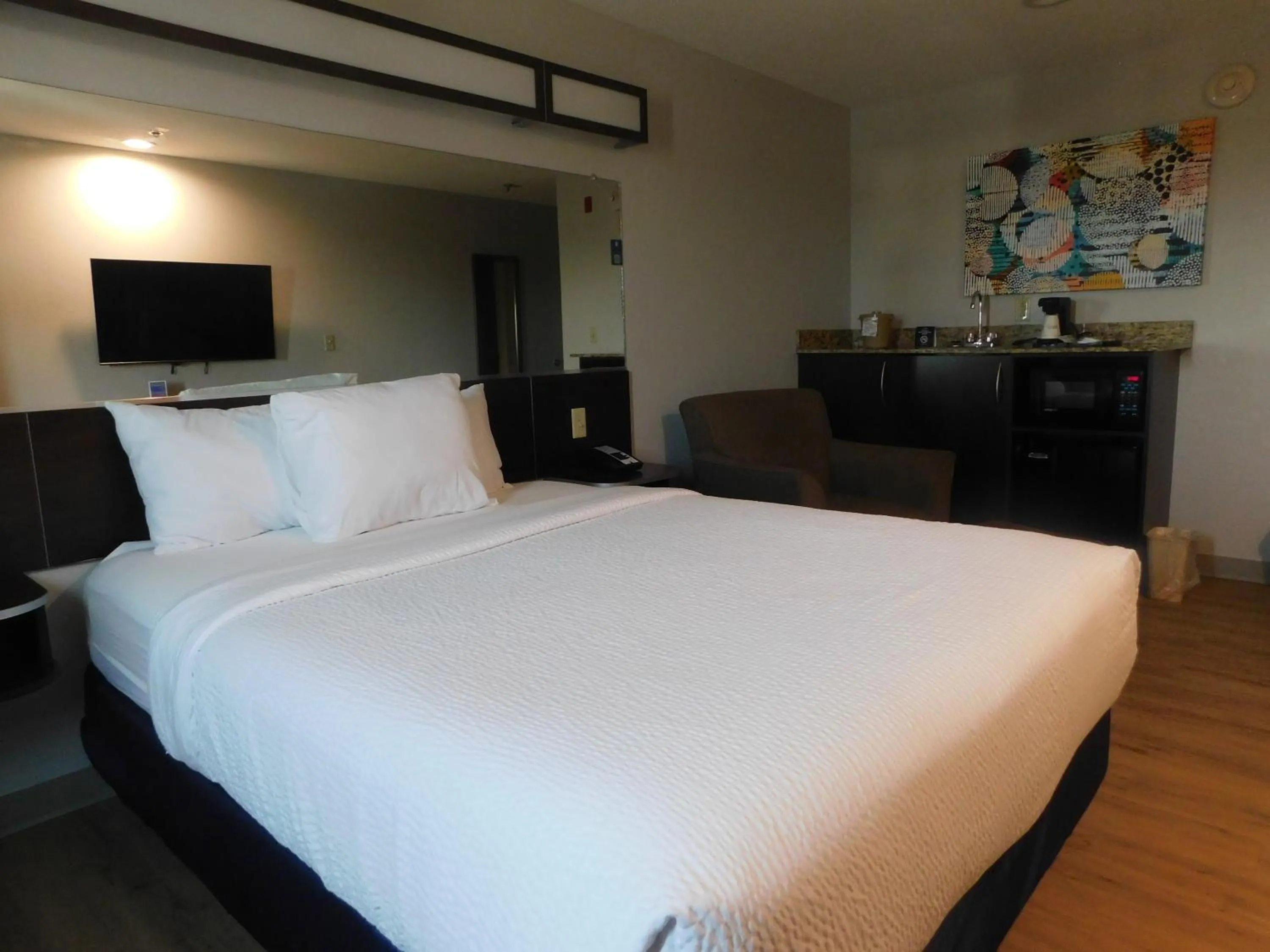 Bedroom, Bed in Microtel Inn & Suites by Wyndham Wheeling at The Highlands