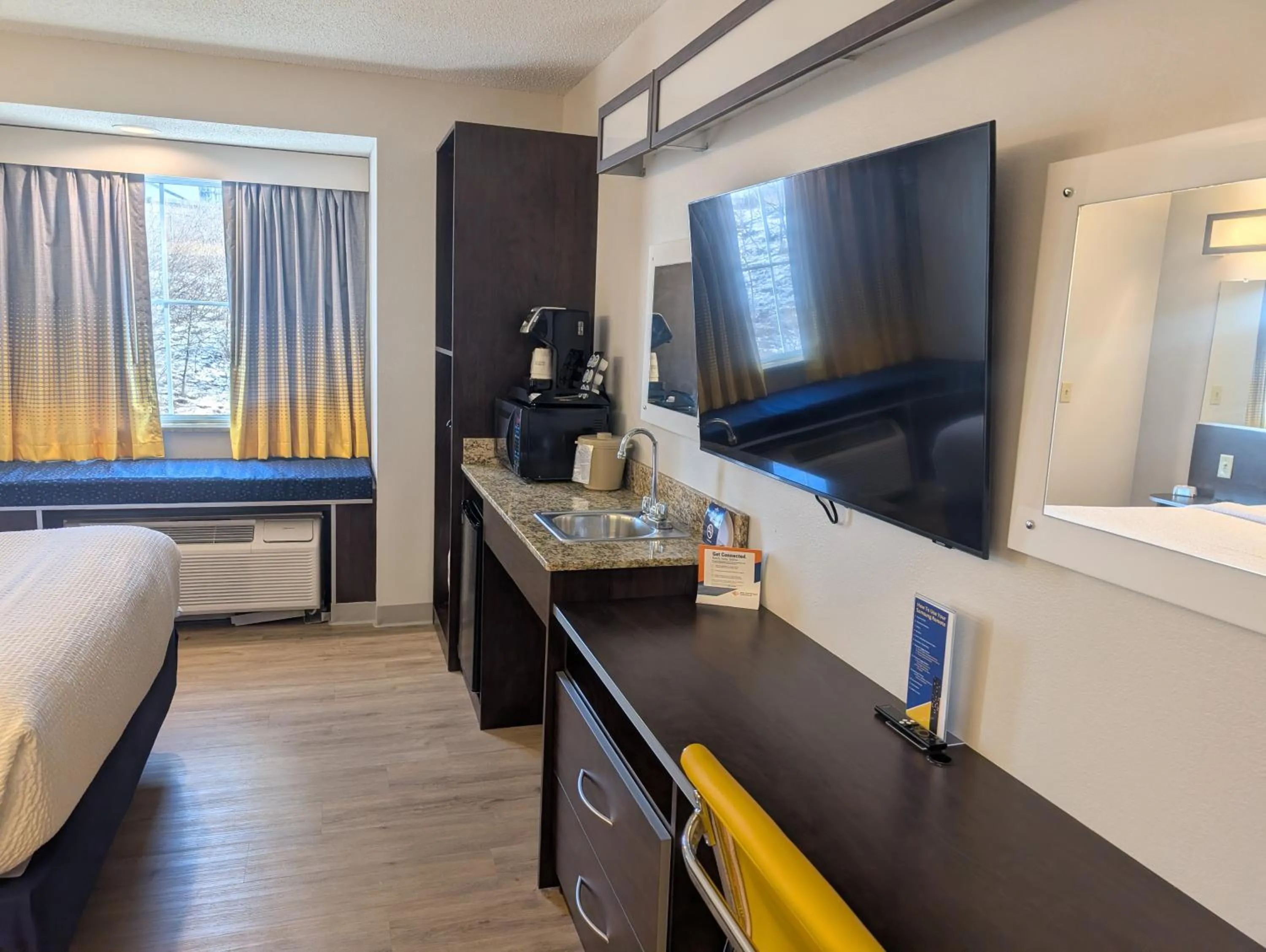 TV and multimedia, Bed in Microtel Inn & Suites by Wyndham Wheeling at The Highlands