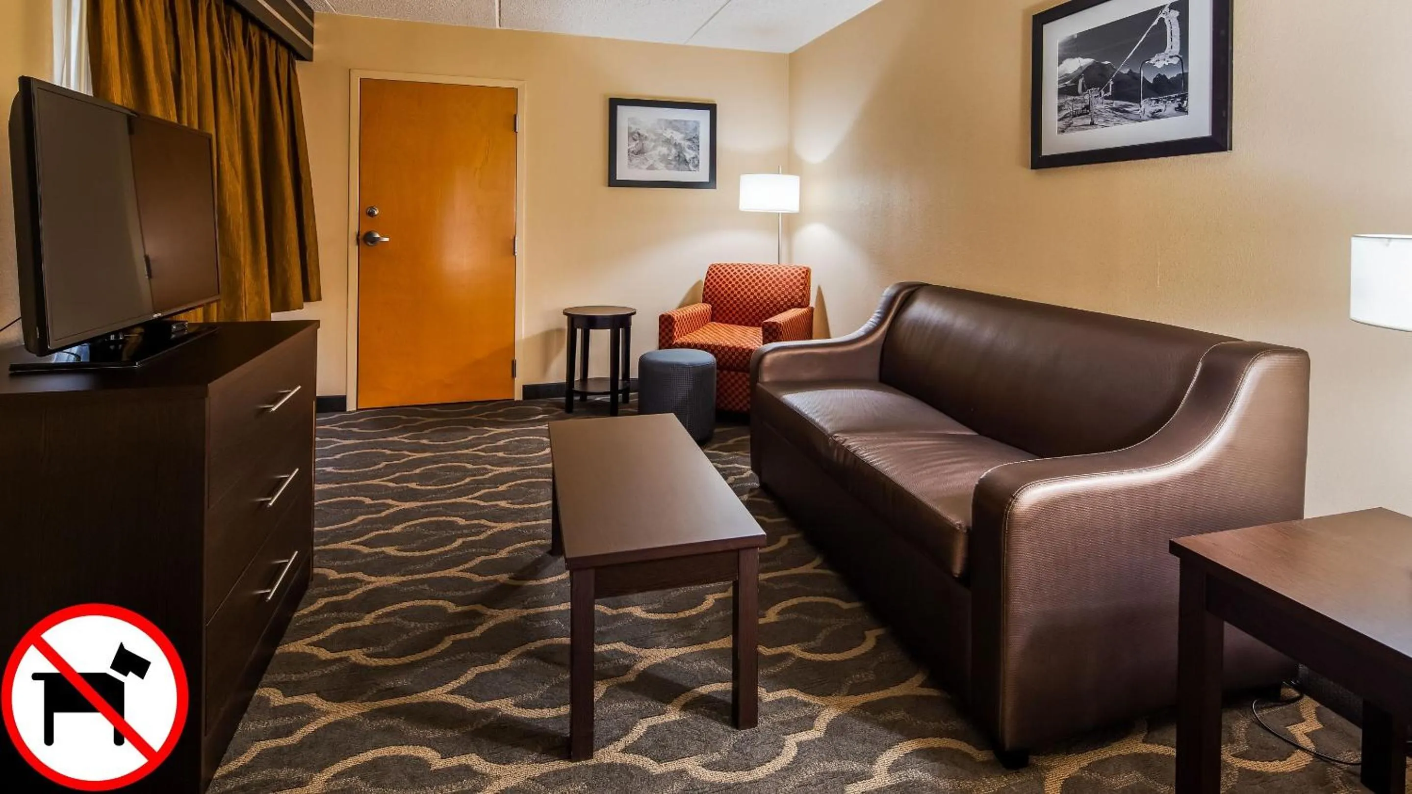Communal lounge/ TV room in Best Western Inn at Blakeslee-Pocono