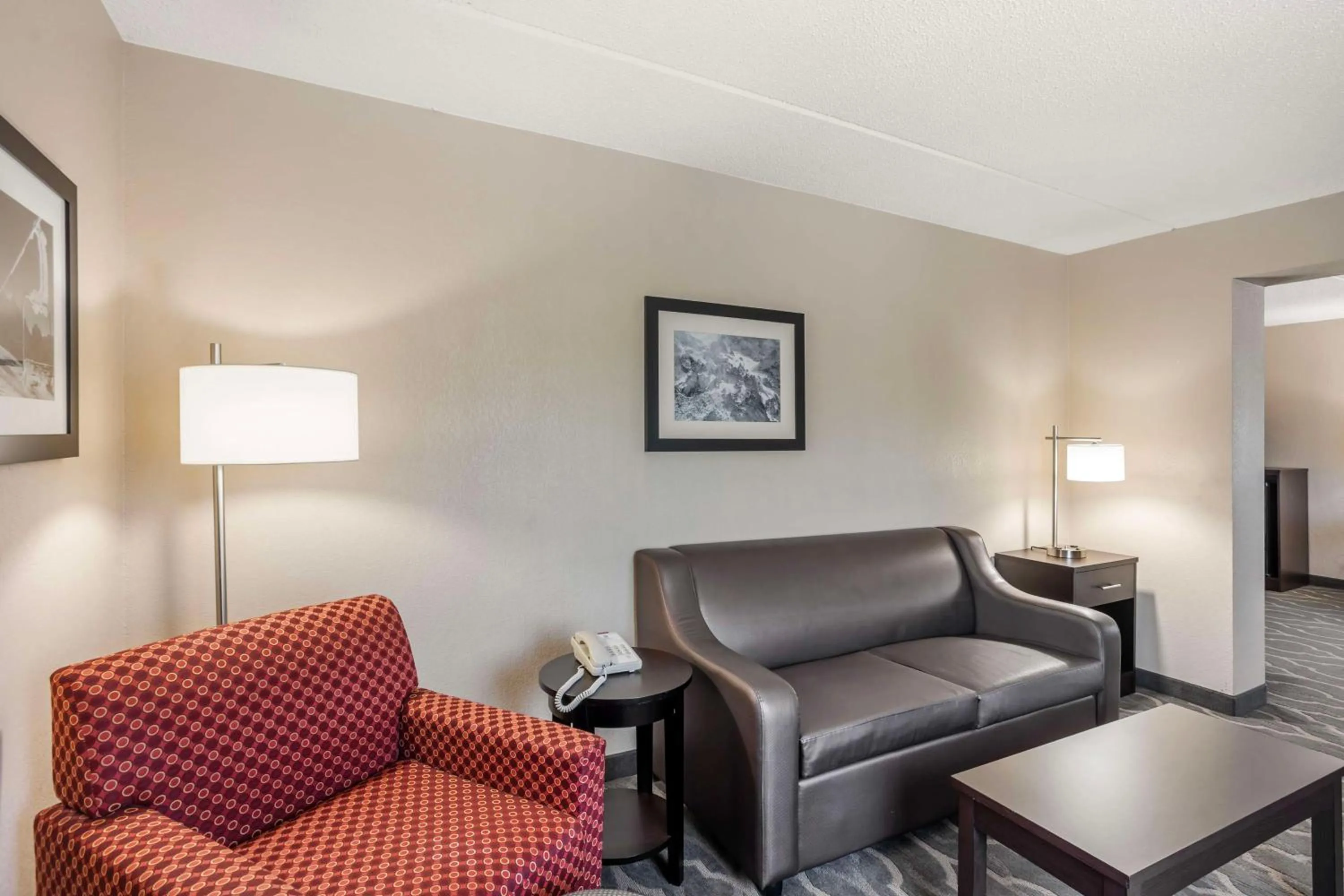 Living room in Best Western Inn at Blakeslee-Pocono