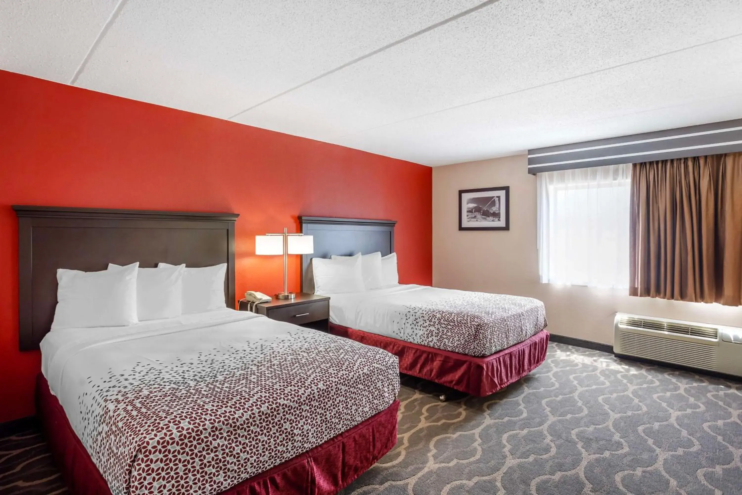 Double Room with Two Double Beds and Bath Tub - Pet Friendly/Disability Access/Non-Smoking in Best Western Inn at Blakeslee-Pocono Double Room with Two Double Beds and Bath Tub - Pet Friendly/Disability Access/Non-Smoking in Best Western Inn at Blakeslee-Pocono
