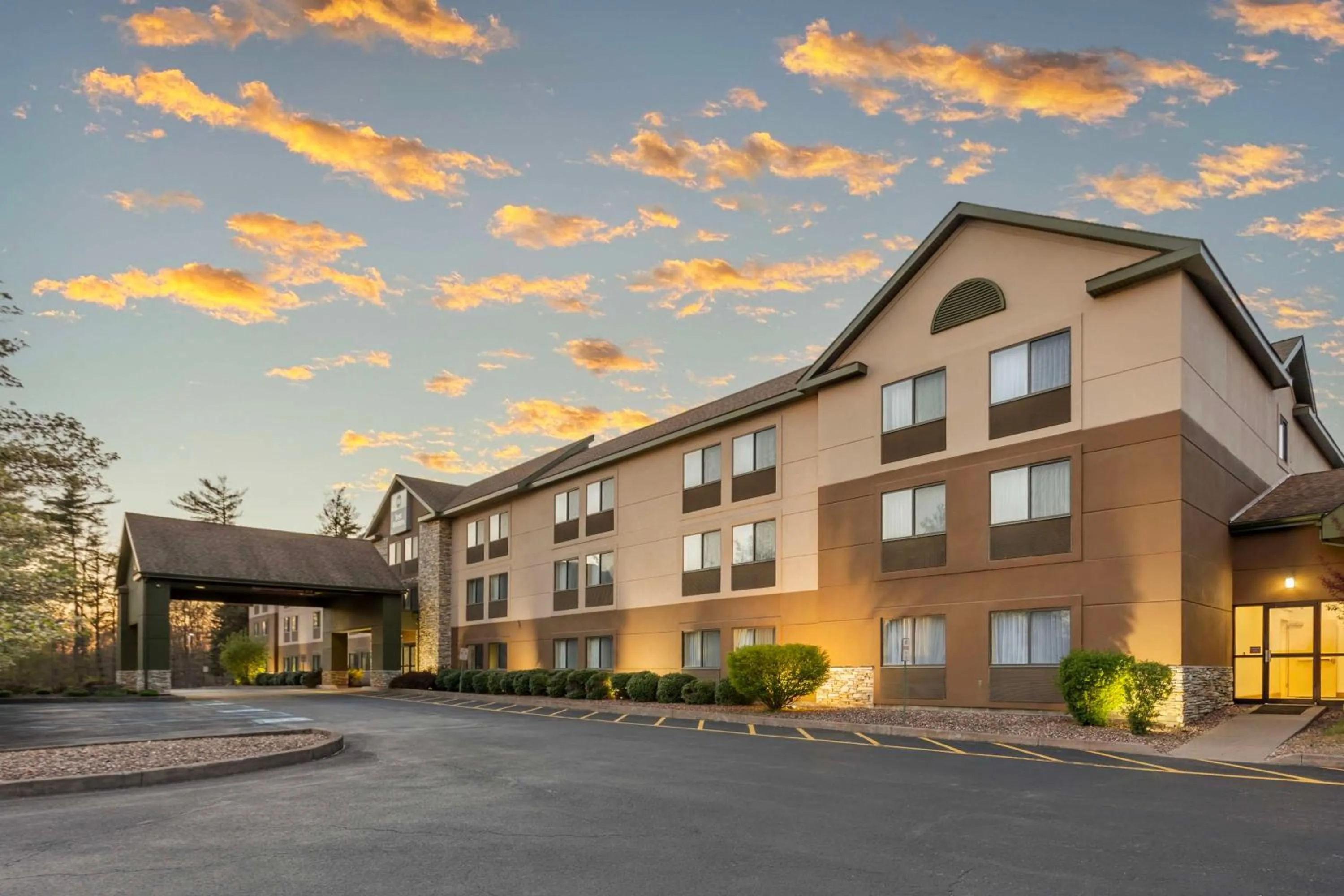 Property building in Best Western Inn at Blakeslee-Pocono