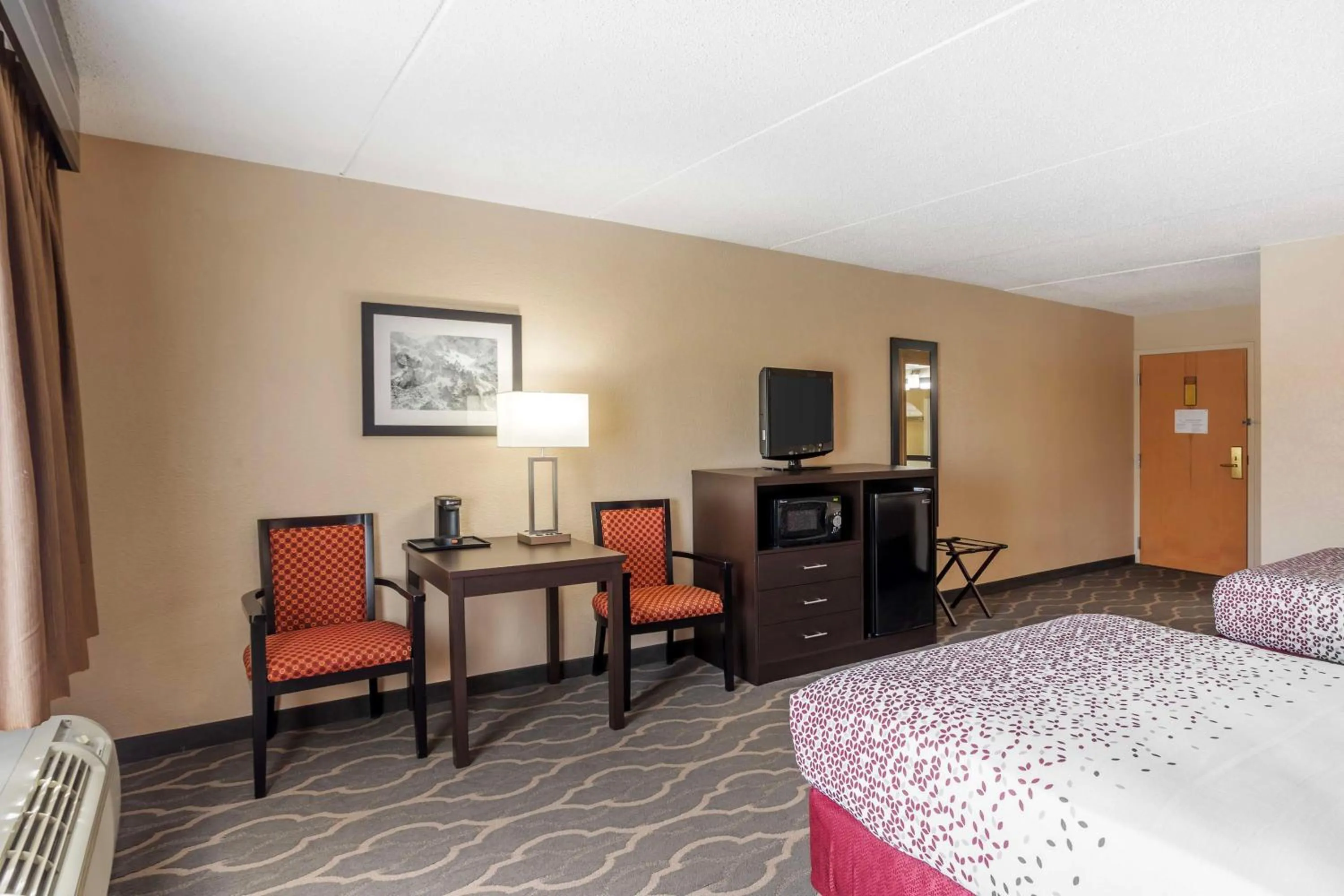 Bedroom, Bed in Best Western Inn at Blakeslee-Pocono