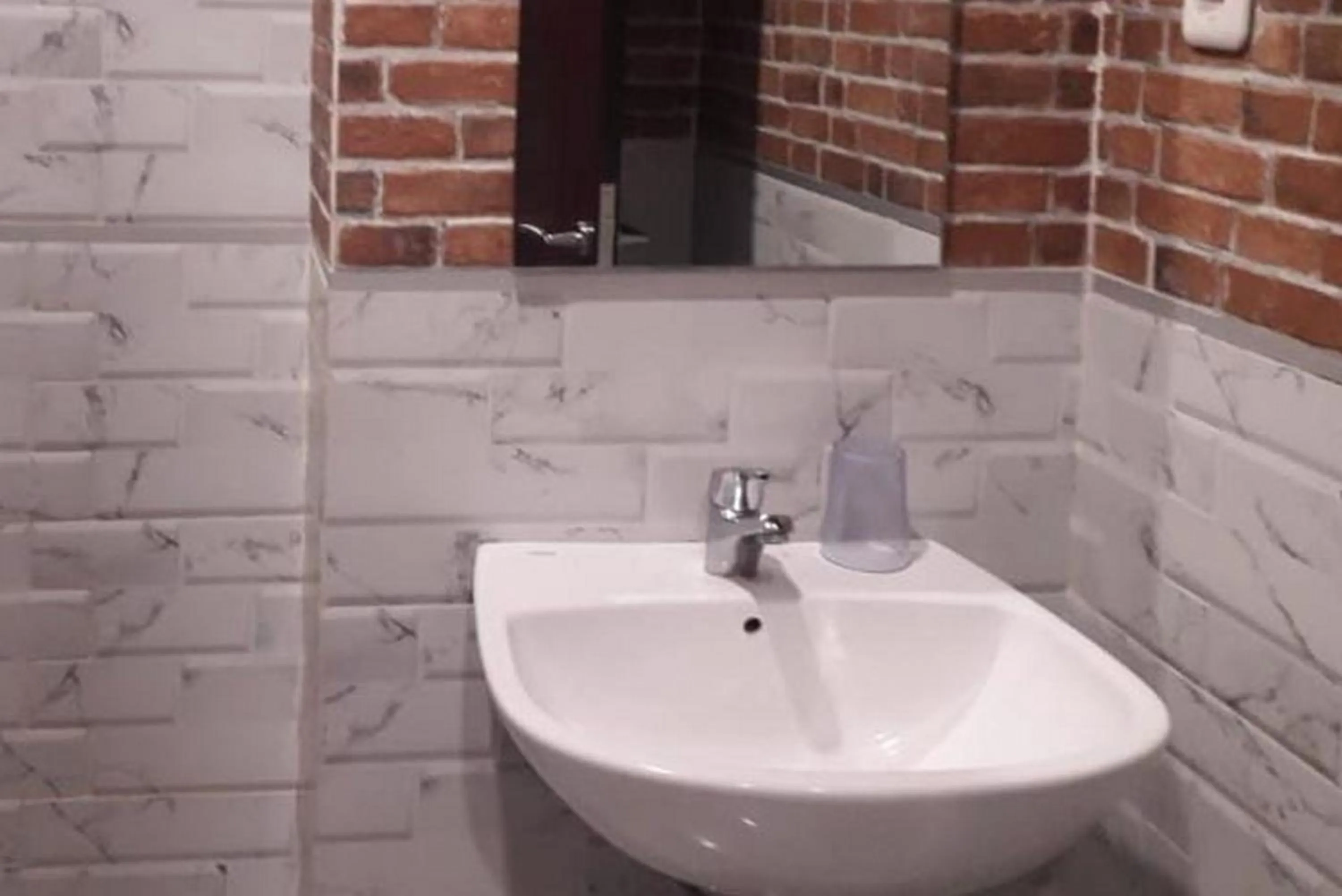 Bathroom in RedDoorz Plus @ Doorman Guest House