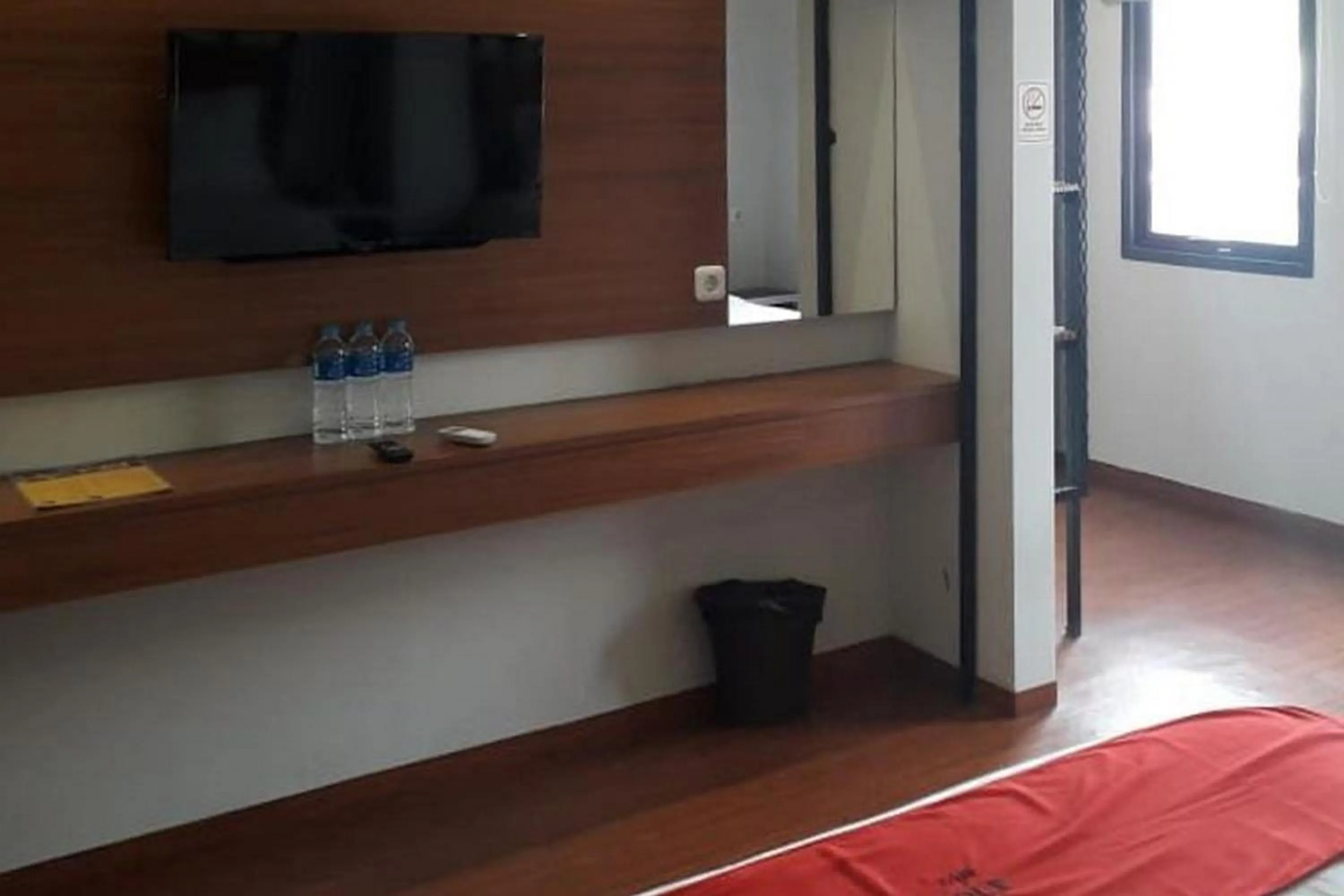 TV and multimedia in RedDoorz Plus @ Doorman Guest House