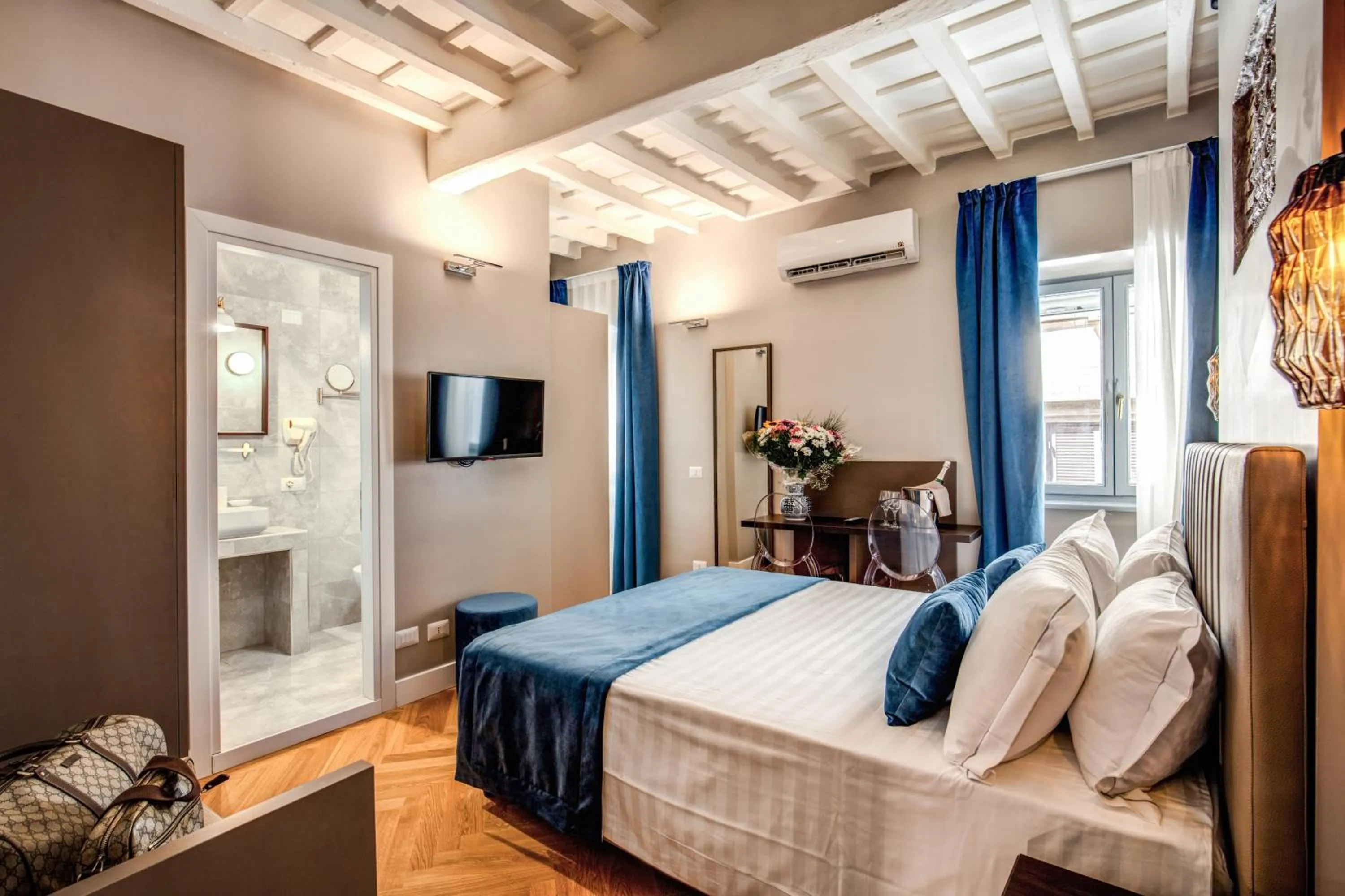 Bed in Maison d'Art Apartments - Maison d'Art Collection