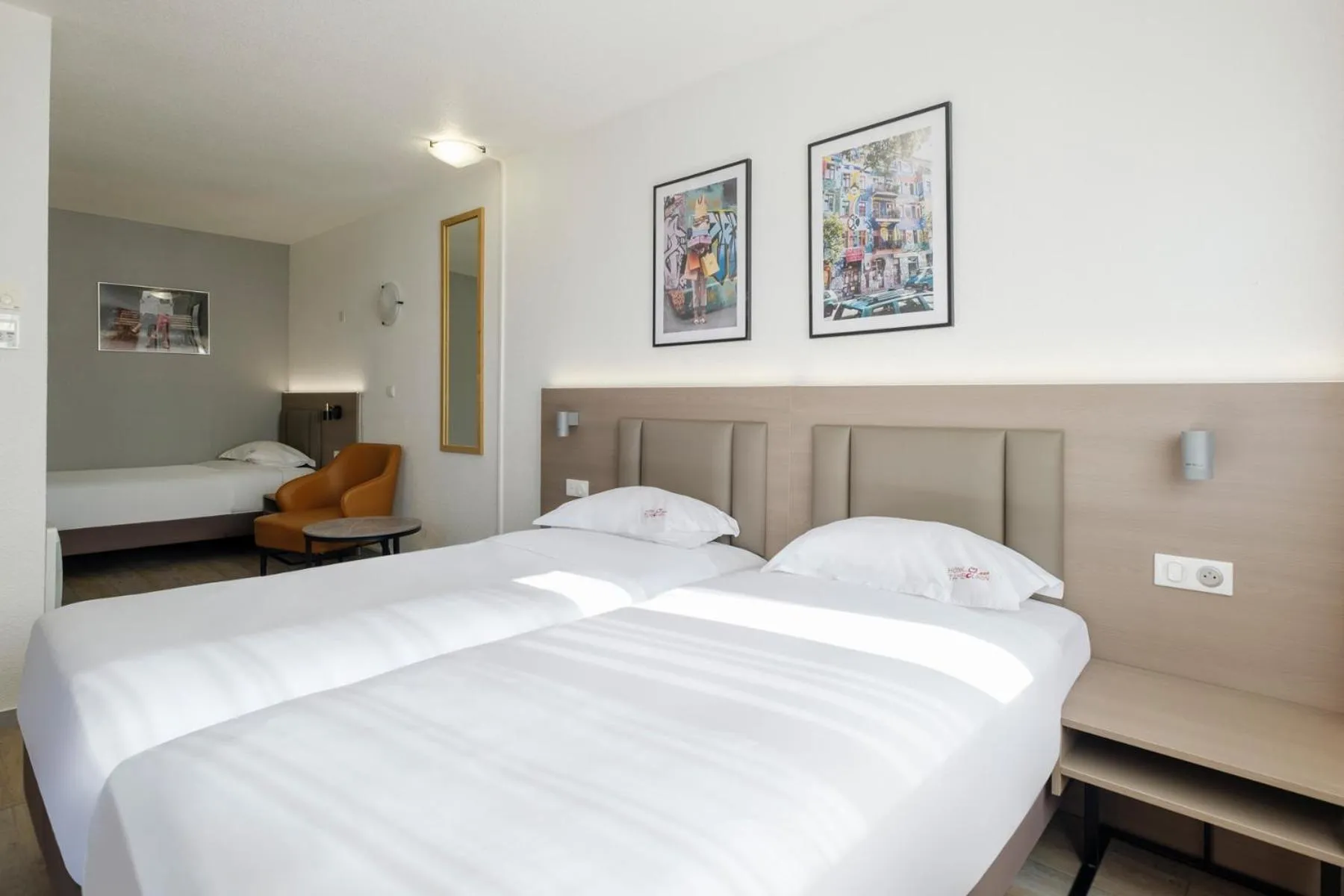 Bed in Hotel Tambourin