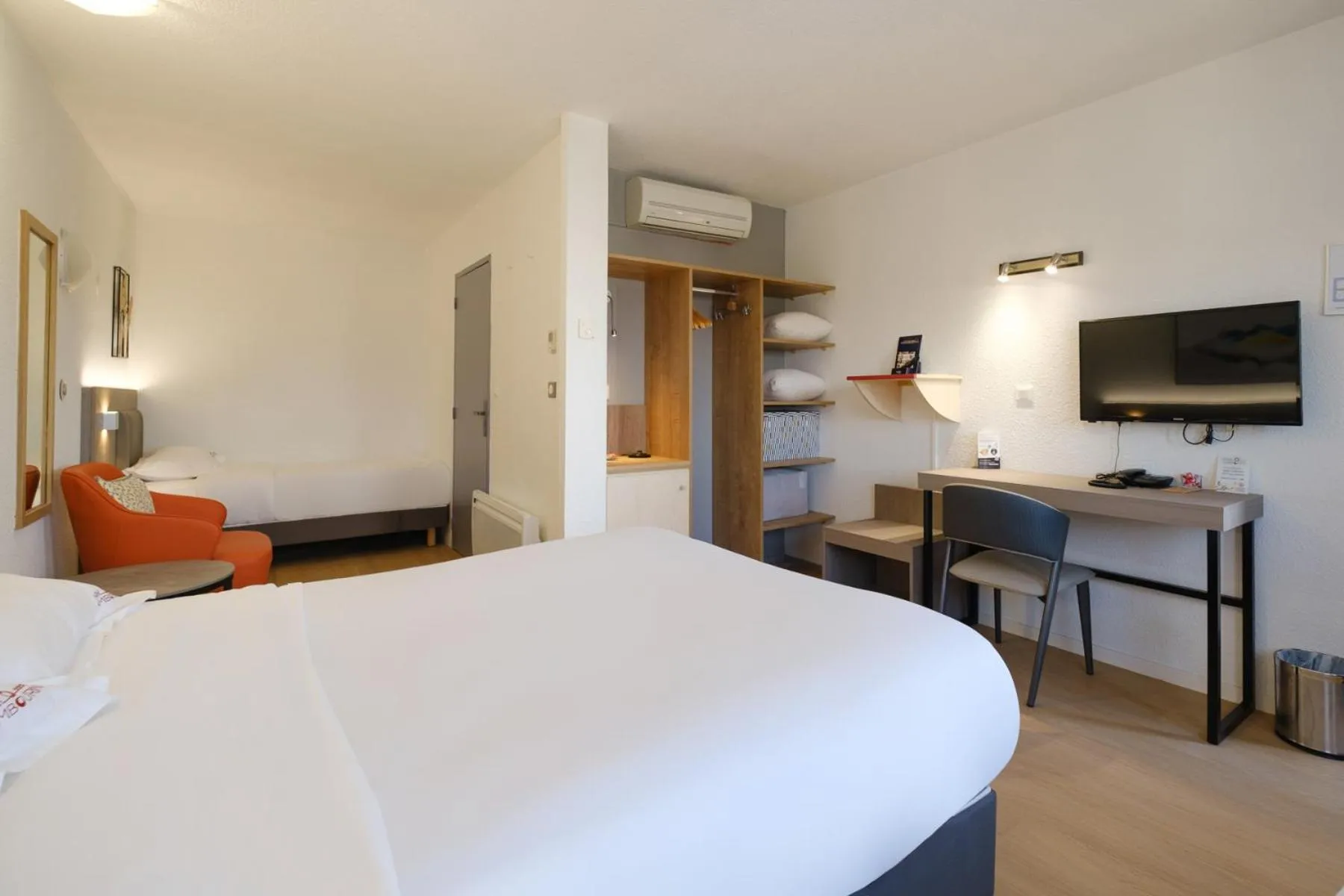 Bed in Hotel Tambourin