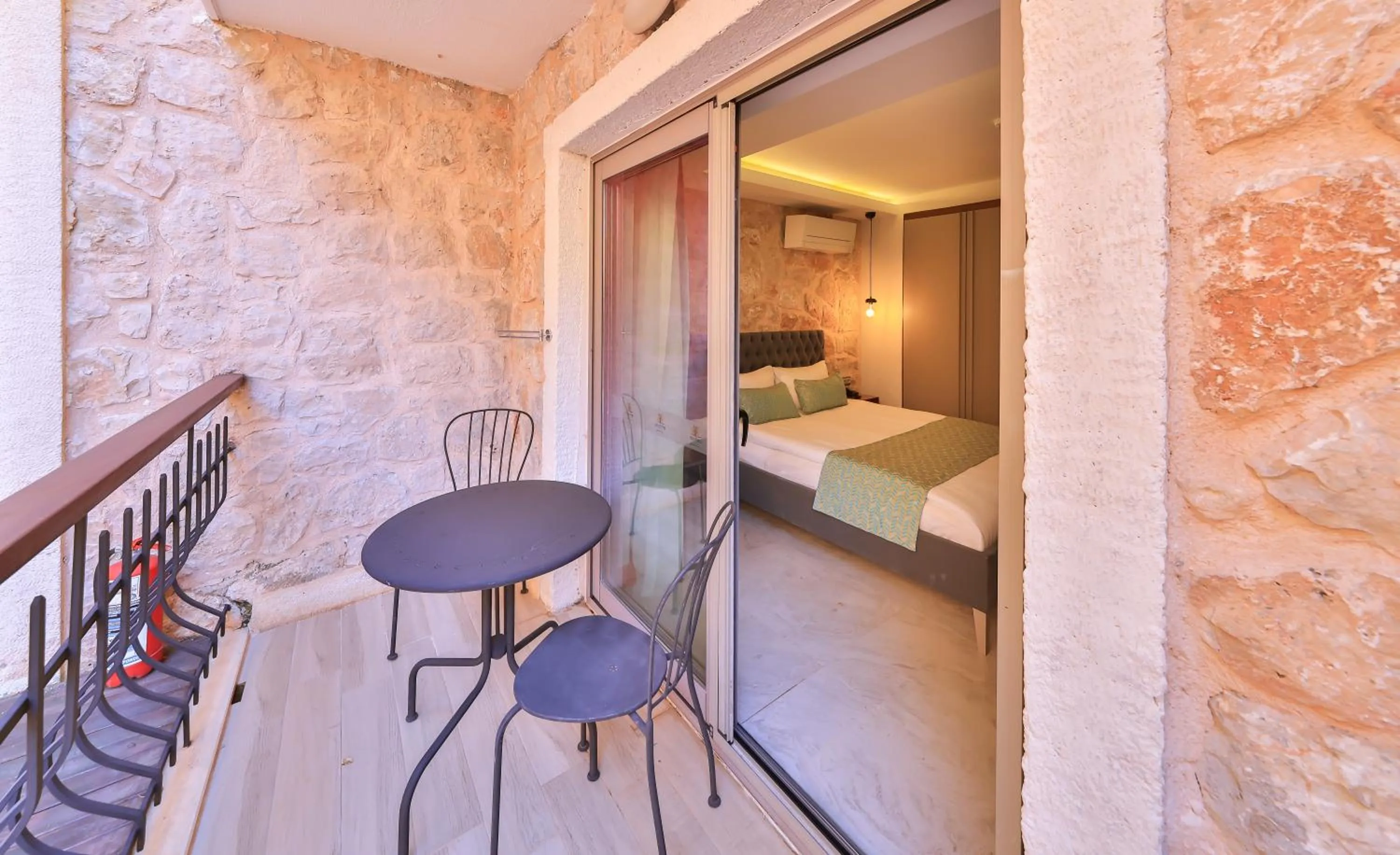 Balcony/Terrace, Bed in Molino Hotel