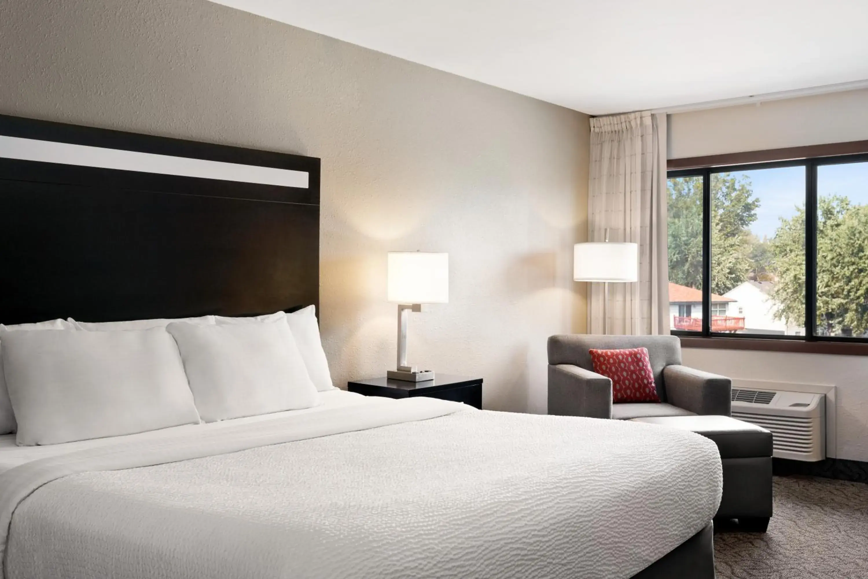 King Room in Carrollton Hotel King Room in Carrollton Hotel