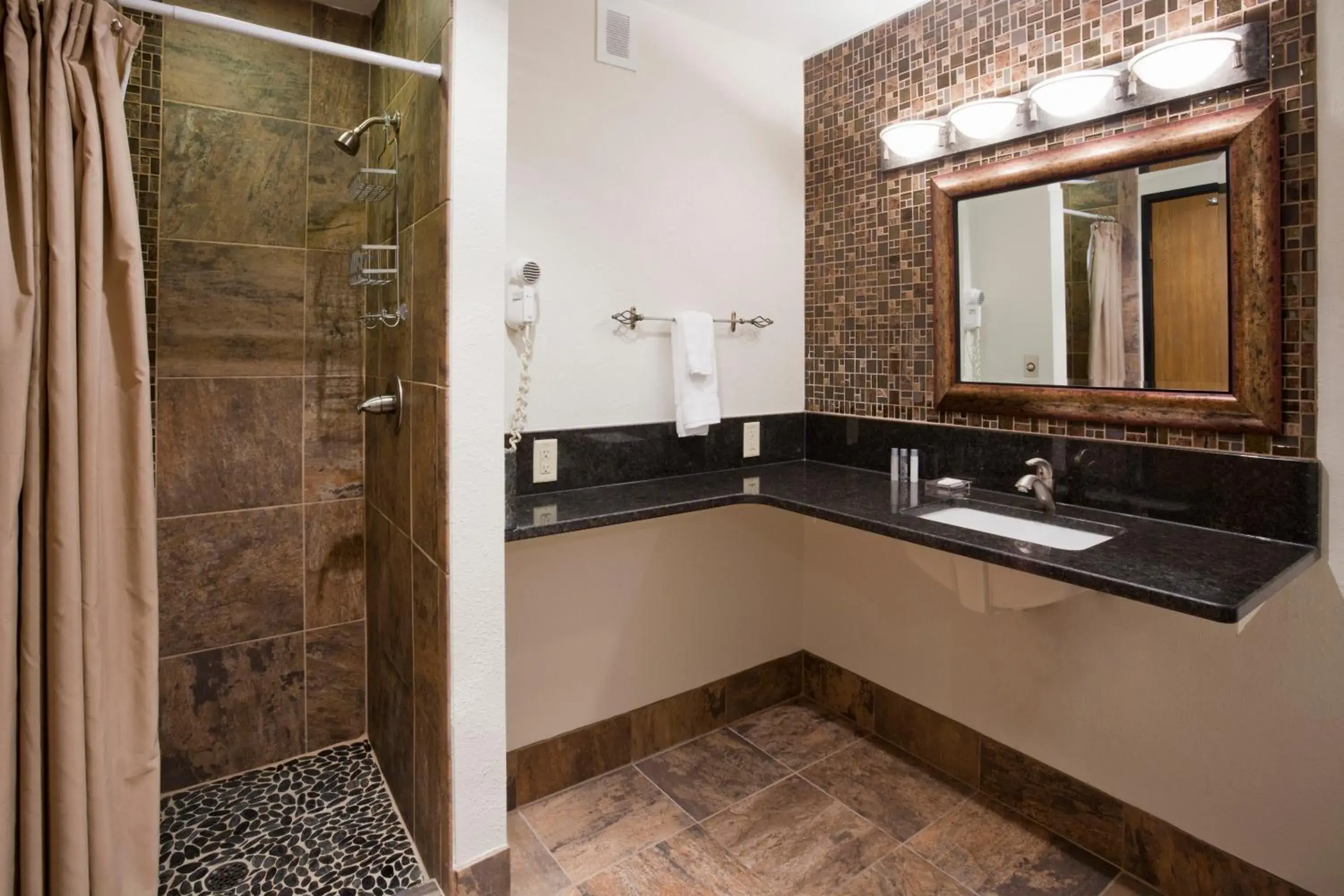 Bridal Suite in Carrollton Hotel Bridal Suite in Carrollton Hotel