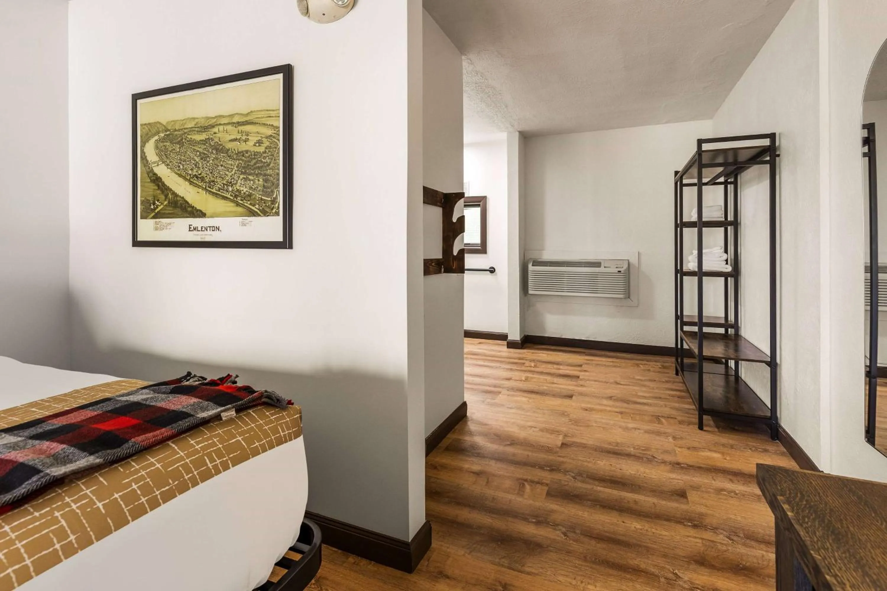 Photo of the whole room, Bed in Travelodge by Wyndham Emlenton