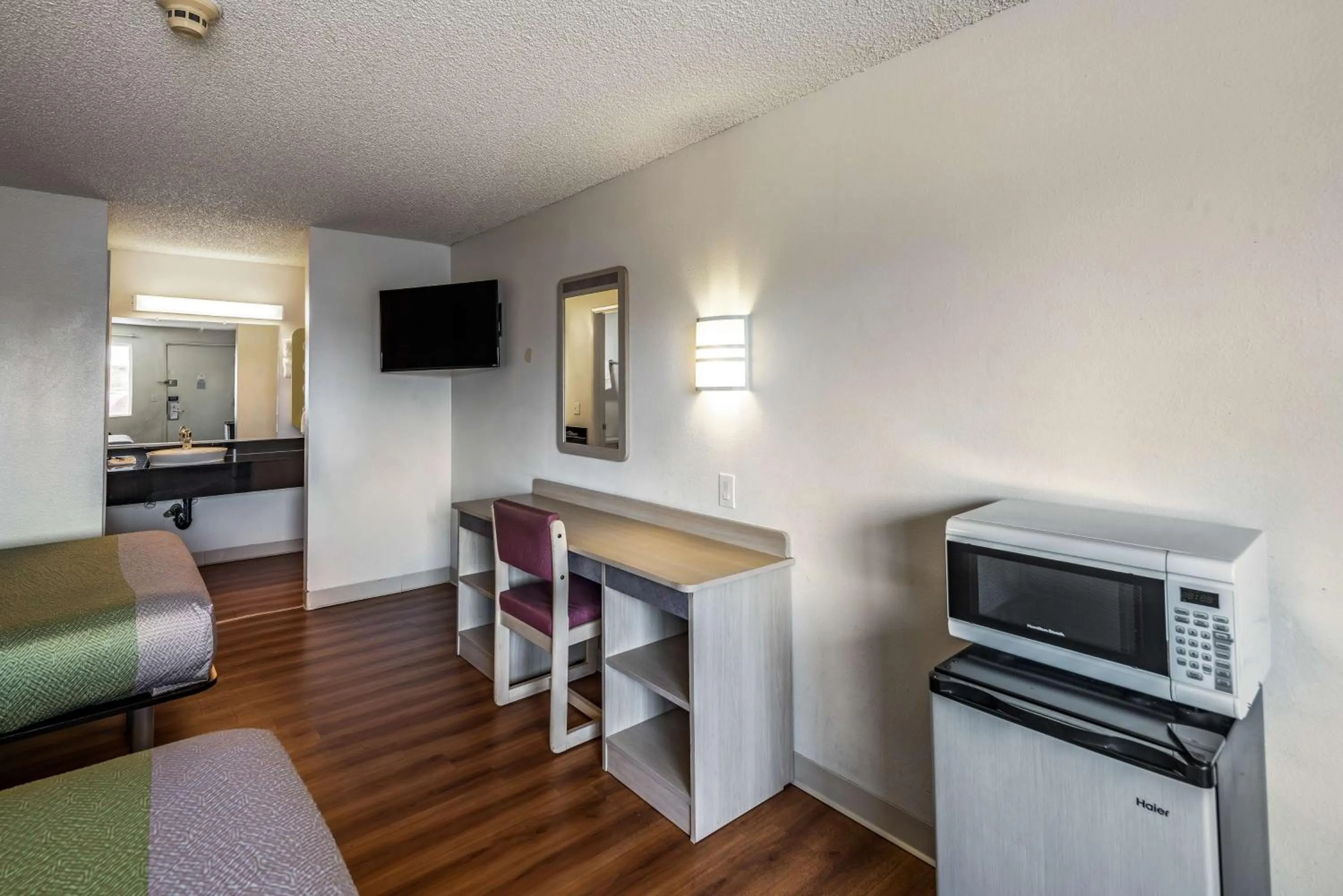 TV and multimedia in Motel 6 Clarkston WA