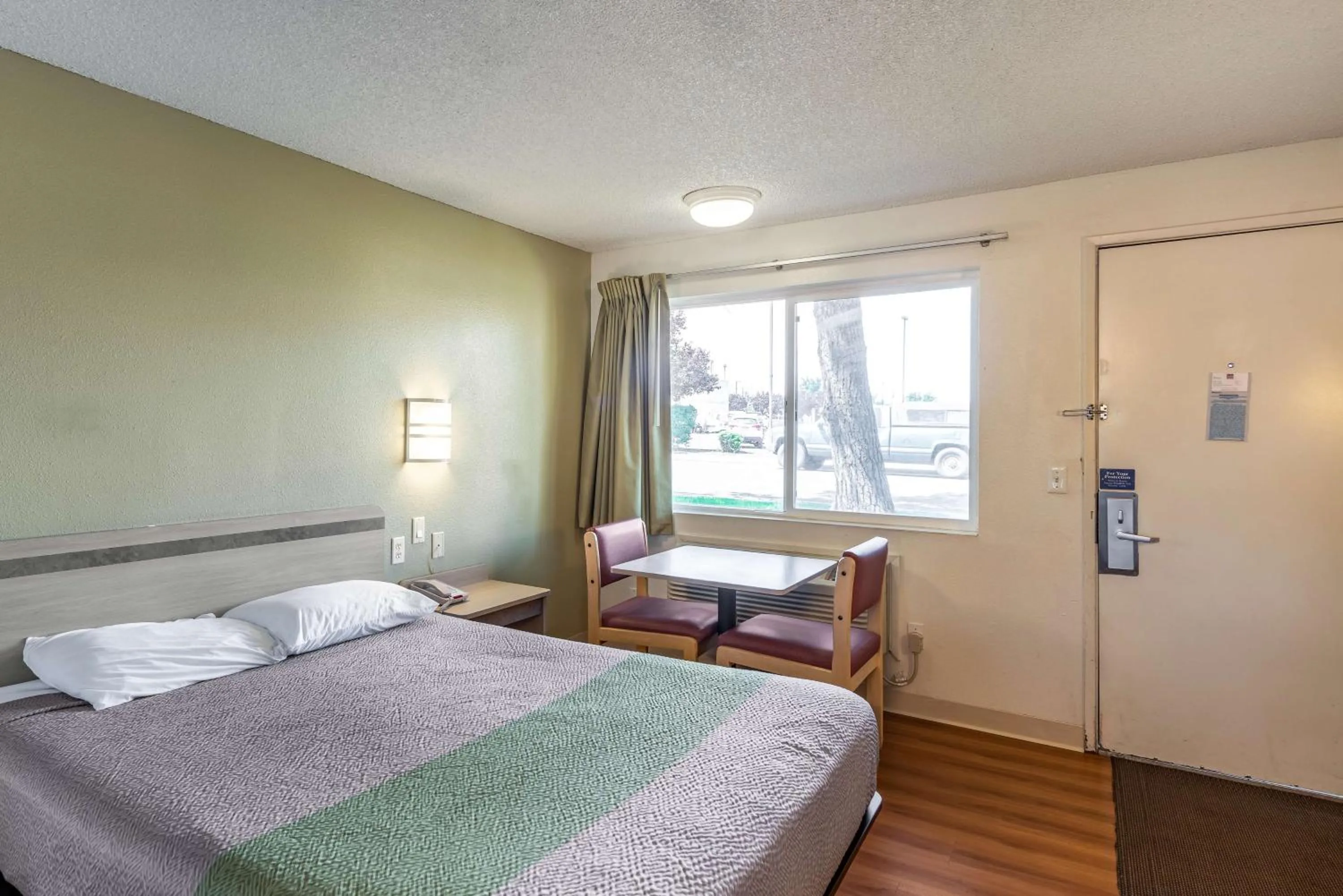 Photo of the whole room, Bed in Motel 6 Clarkston WA