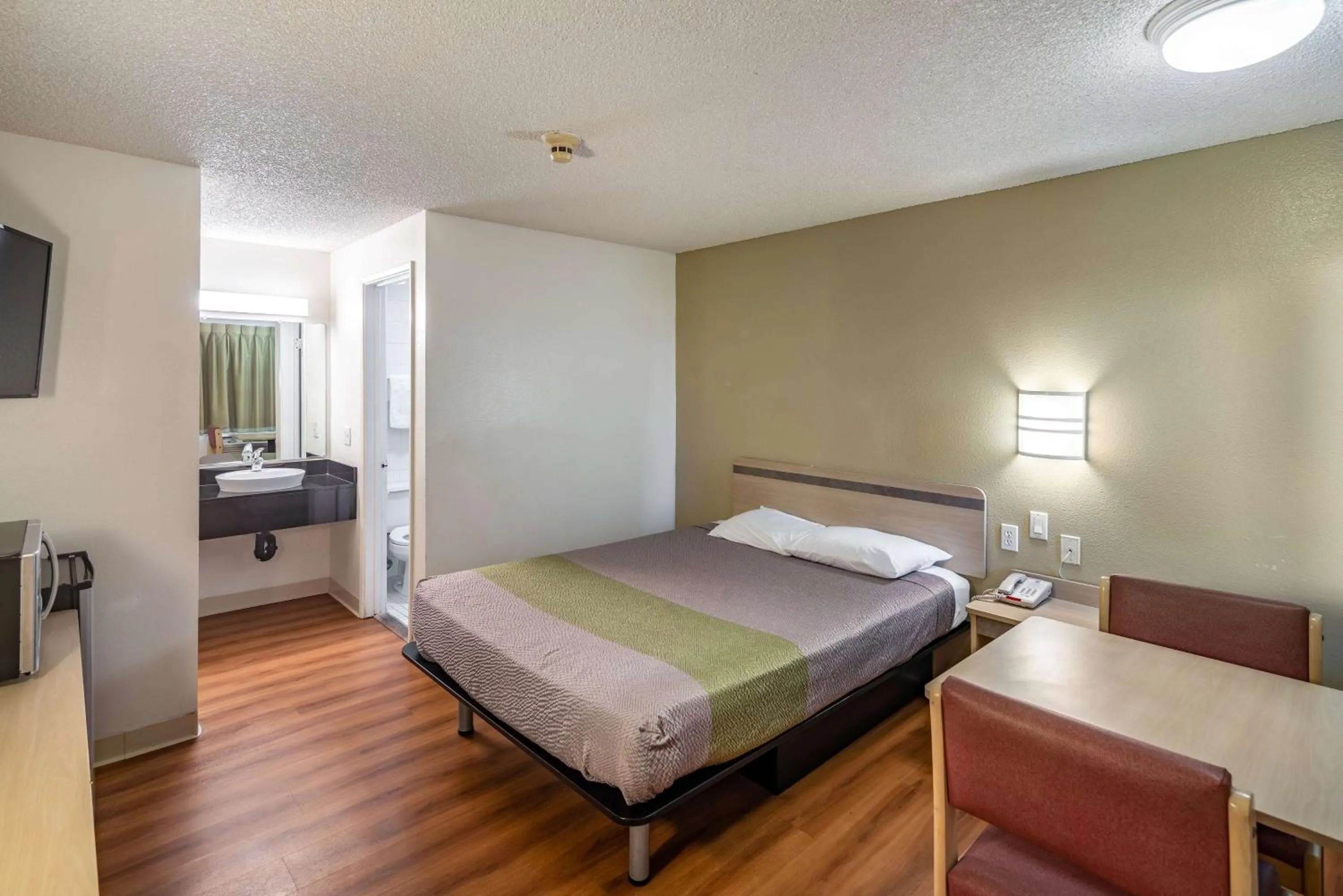 TV and multimedia, Bed in Motel 6 Clarkston WA