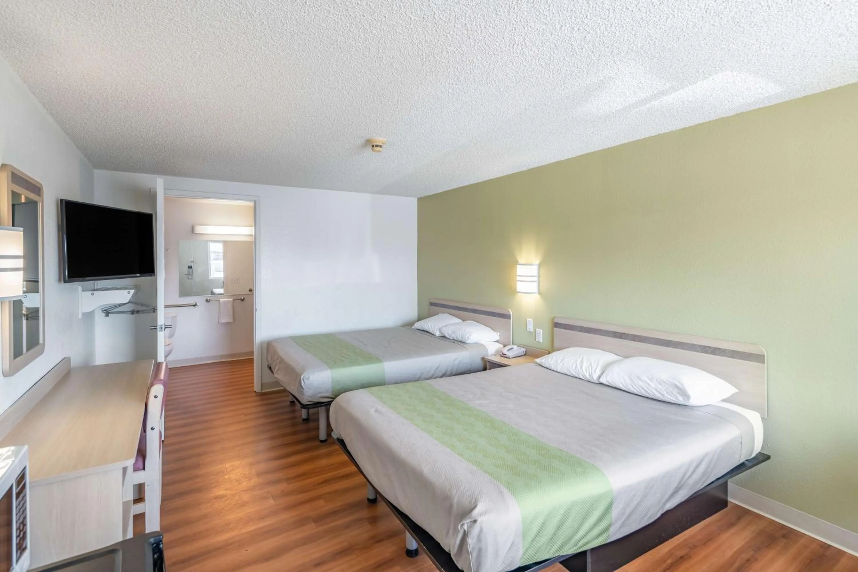 Photo of the whole room, Bed in Motel 6 Clarkston WA