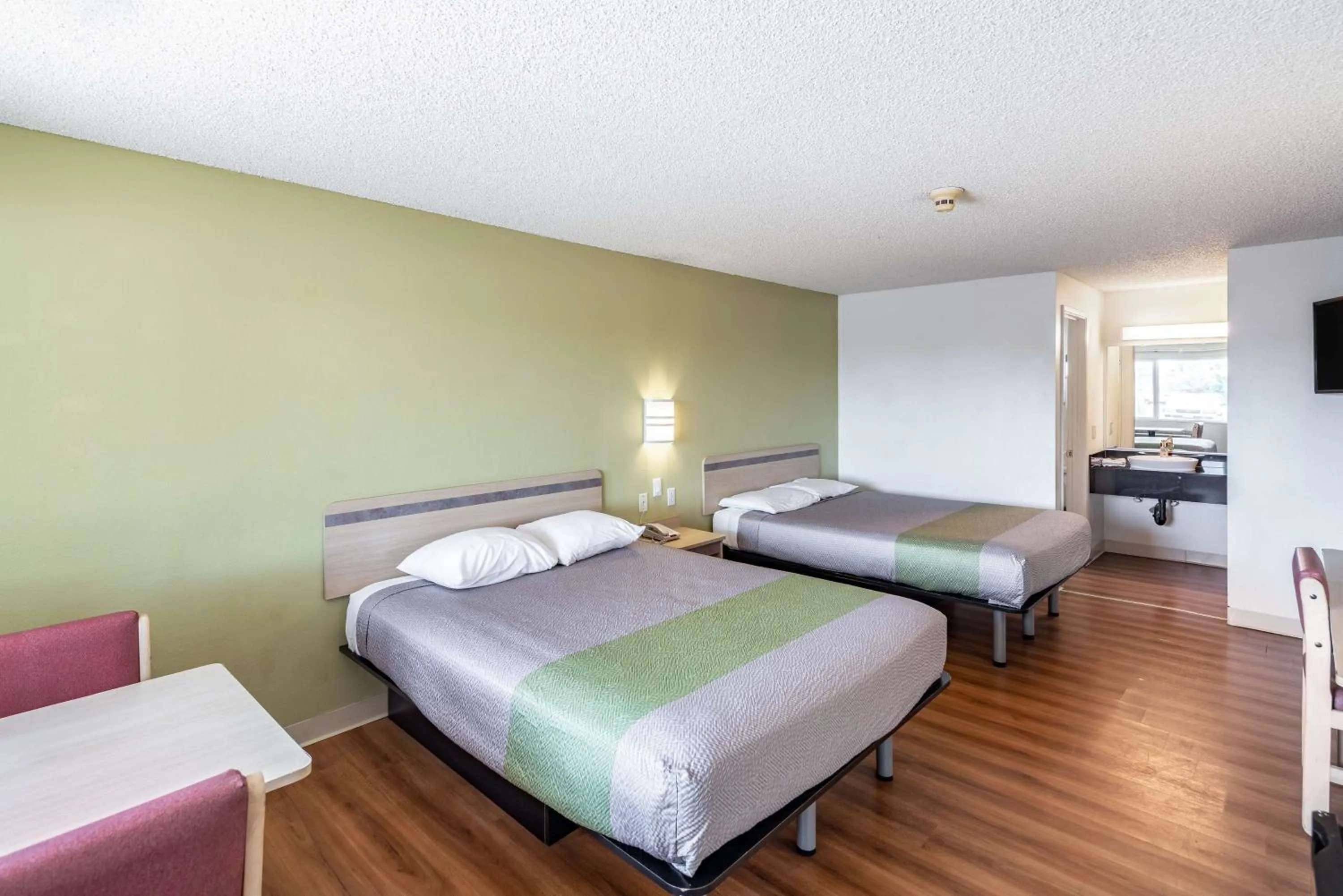 Photo of the whole room, Bed in Motel 6 Clarkston WA