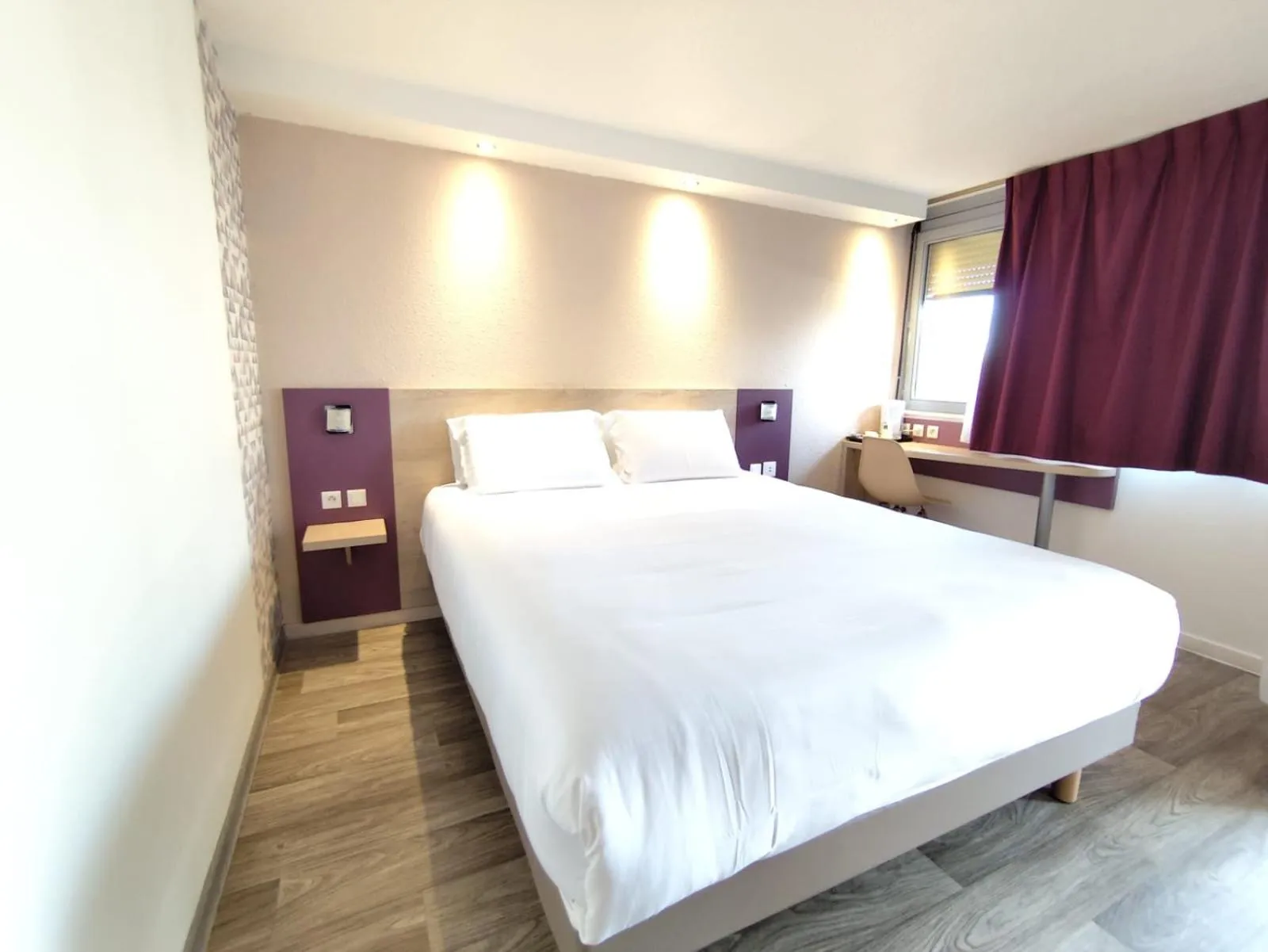 Bedroom, Bed in Kyriad Meaux Sud Nanteuil Les Meaux