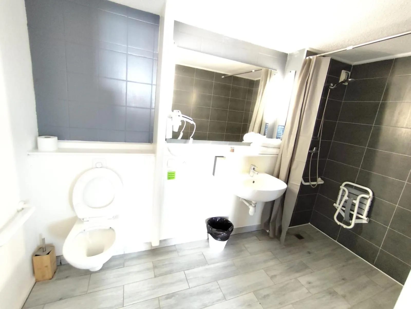 Shower in Kyriad Meaux Sud Nanteuil Les Meaux