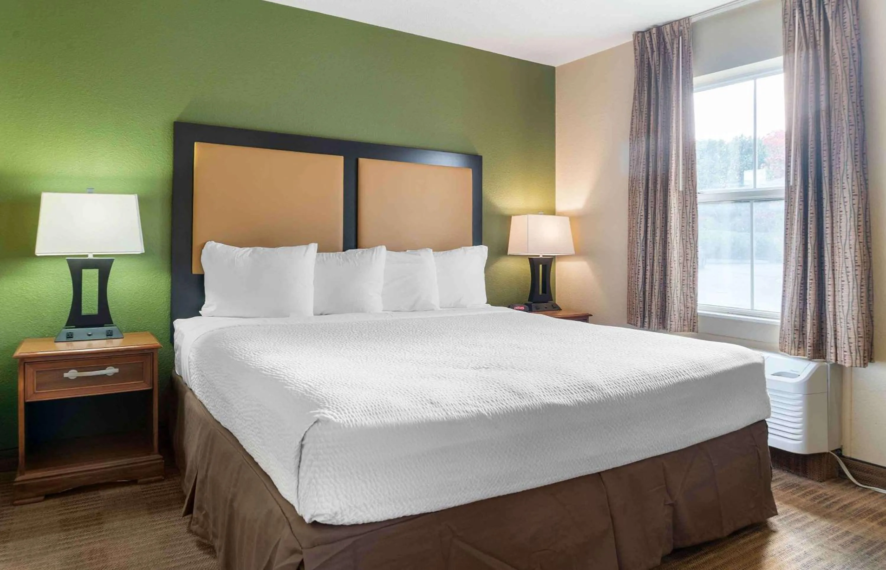 Bedroom, Bed in Extended Stay America Suites - Detroit - Novi - Orchard Hill Place