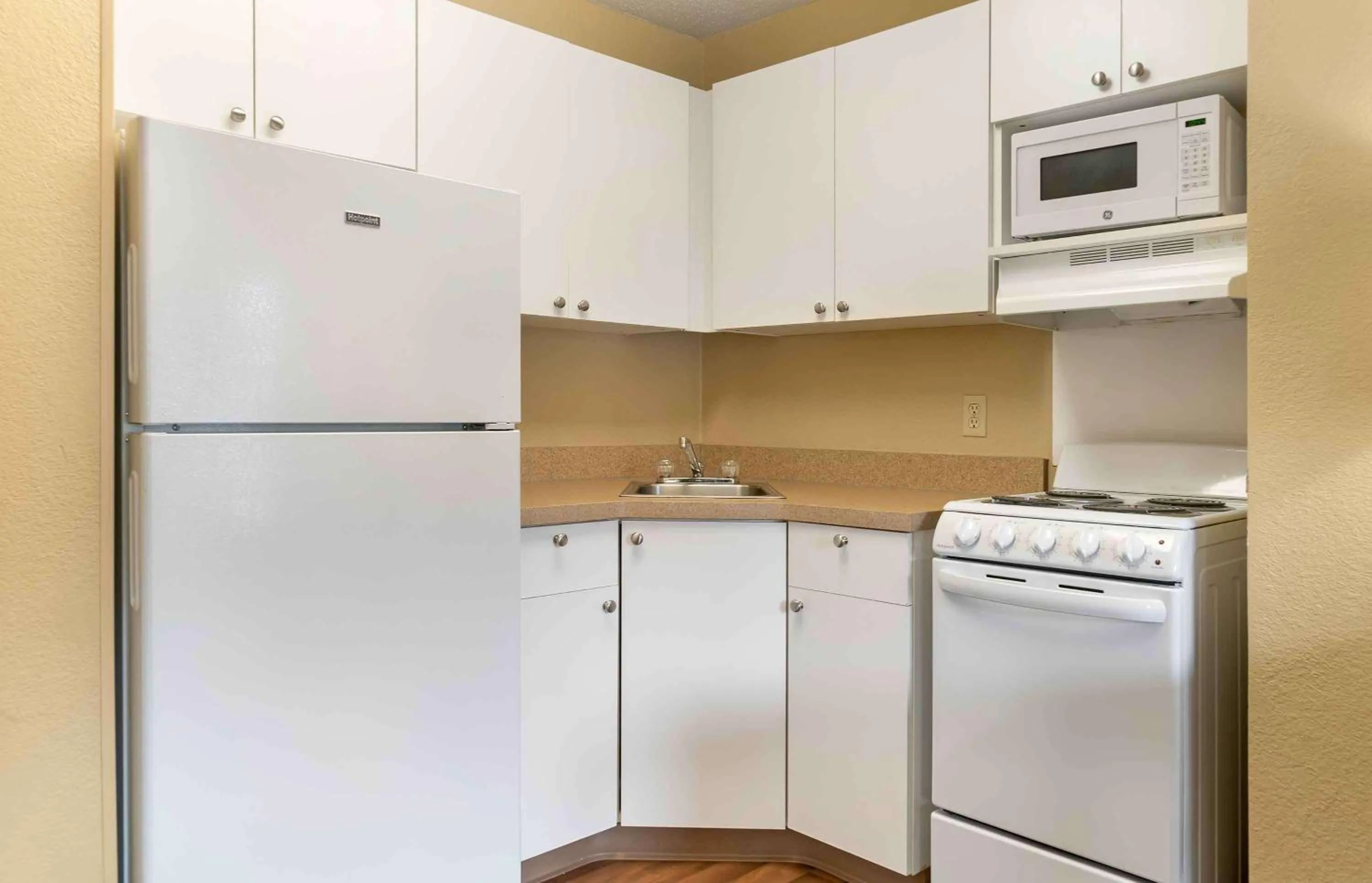 Kitchen or kitchenette in Extended Stay America Suites - Detroit - Novi - Orchard Hill Place