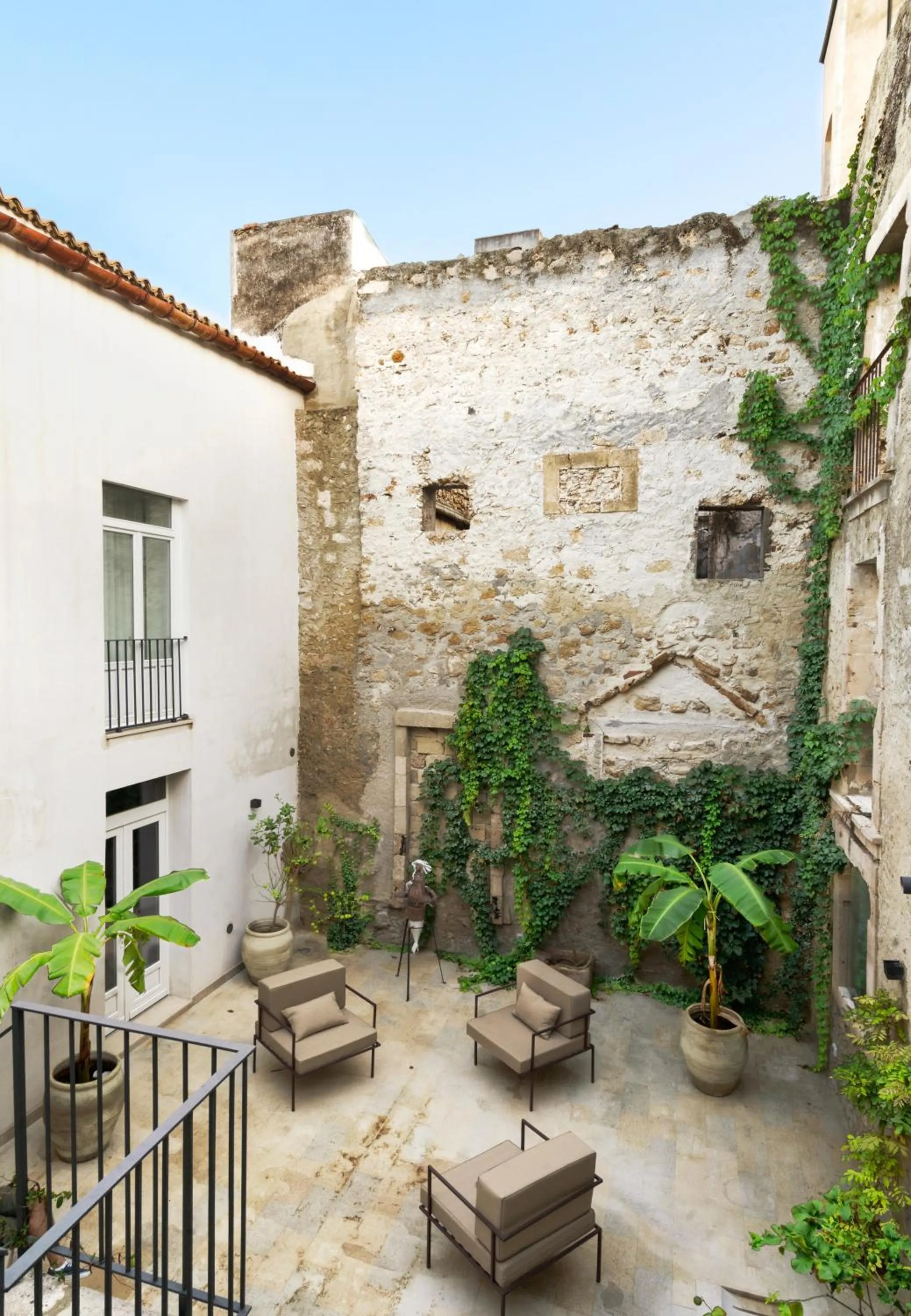 Patio in Isabella di Castiglia Apartments