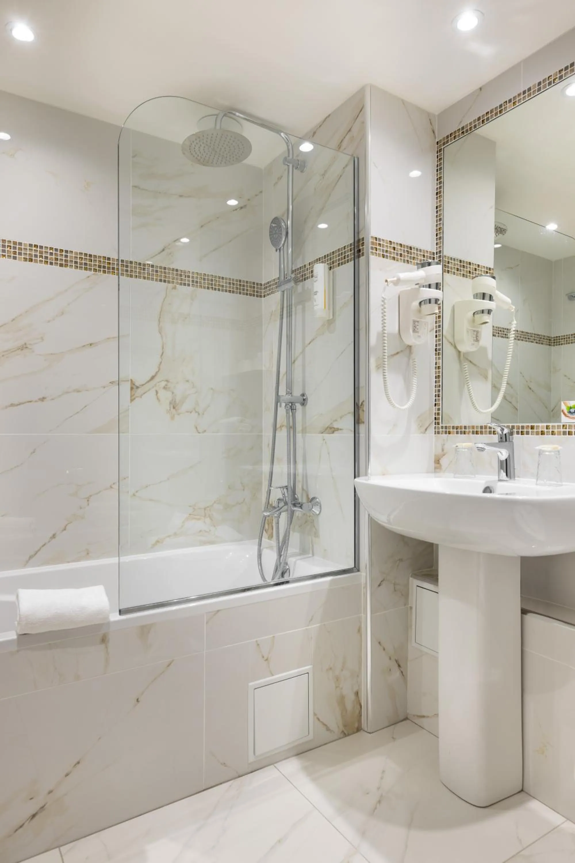 Bathroom in Best Western Hotel Lakmi Nice