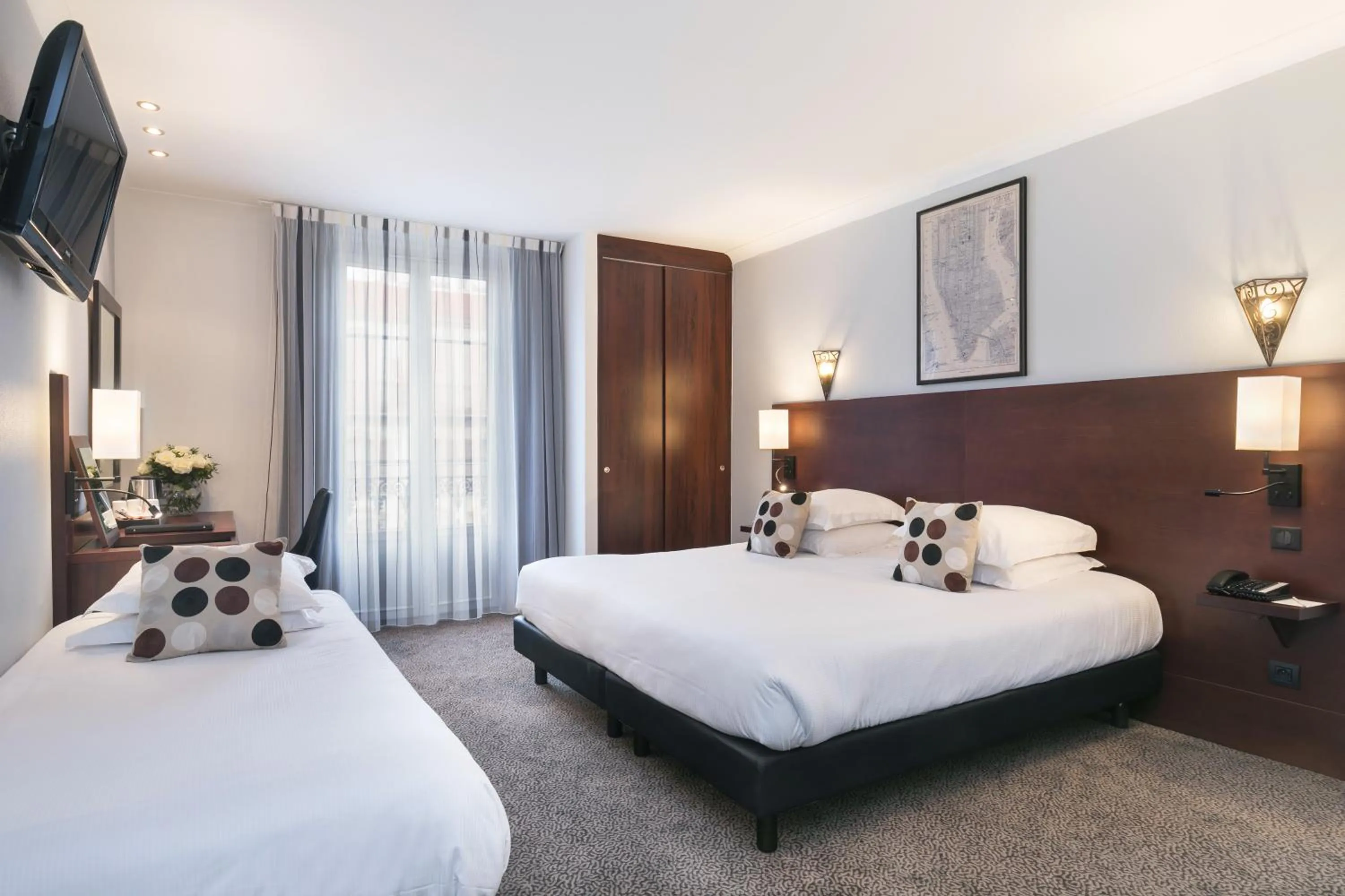 Photo of the whole room, Bed in Best Western Hotel Lakmi Nice