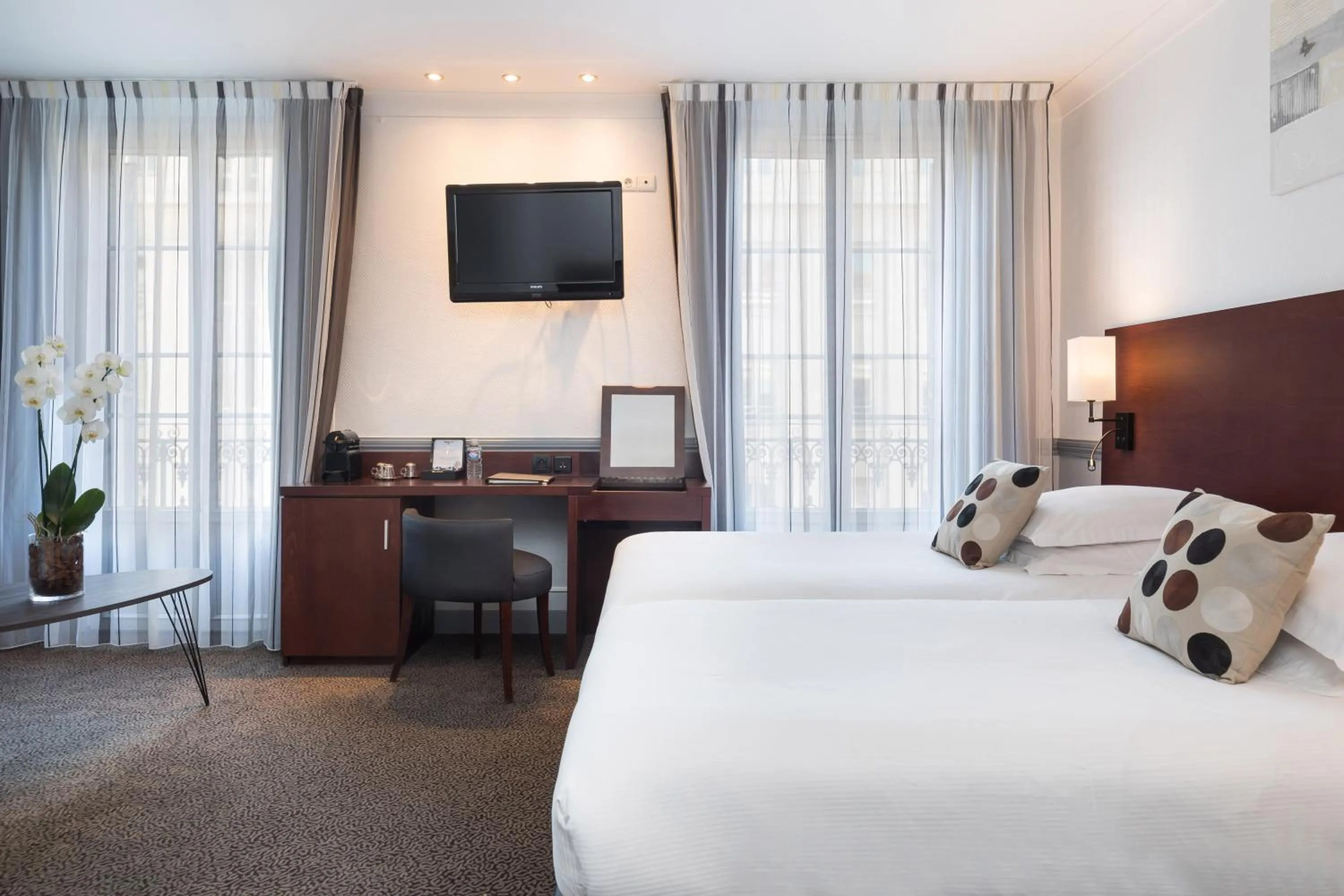 Photo of the whole room, Bed in Best Western Hotel Lakmi Nice