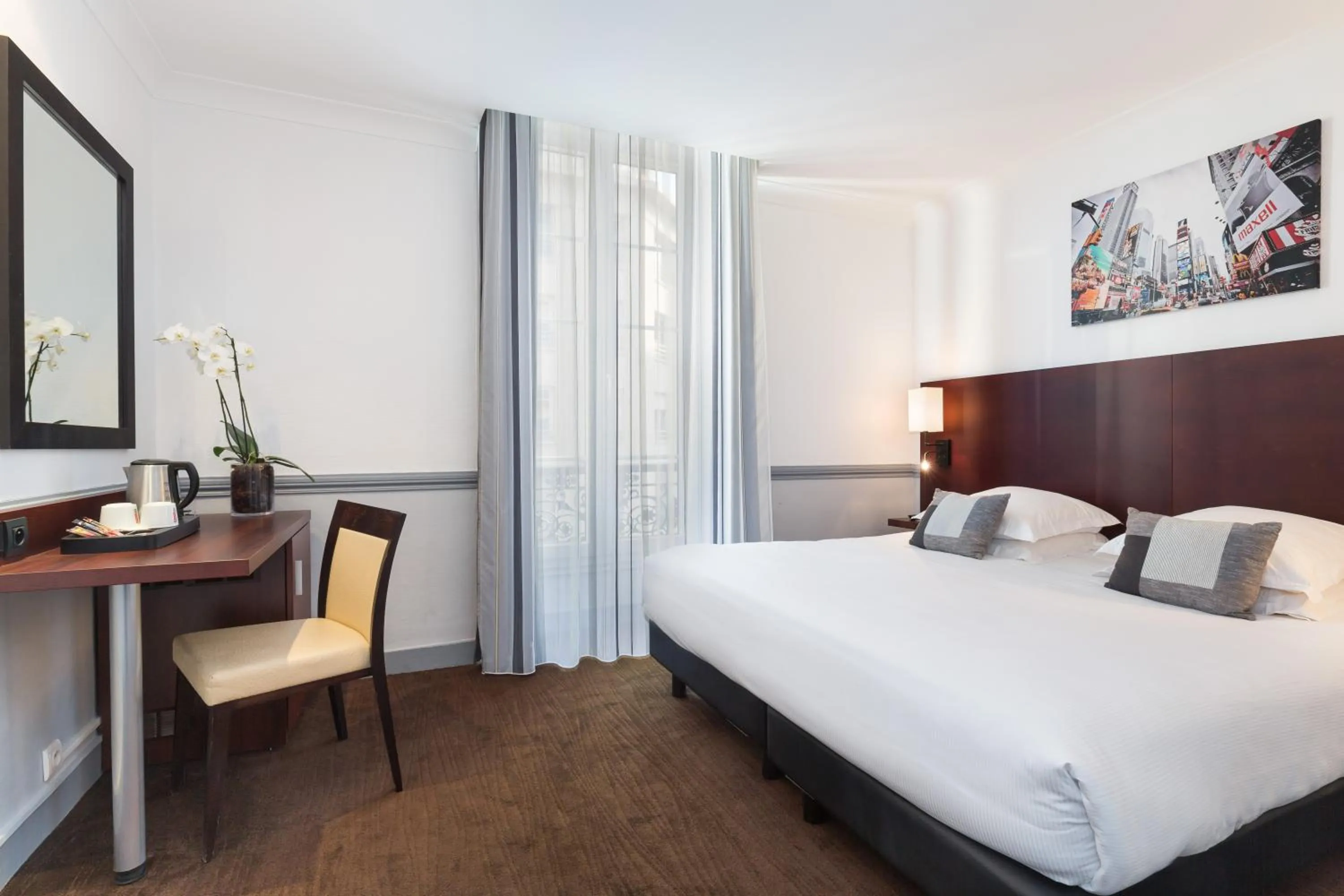 Photo of the whole room, Bed in Best Western Hotel Lakmi Nice