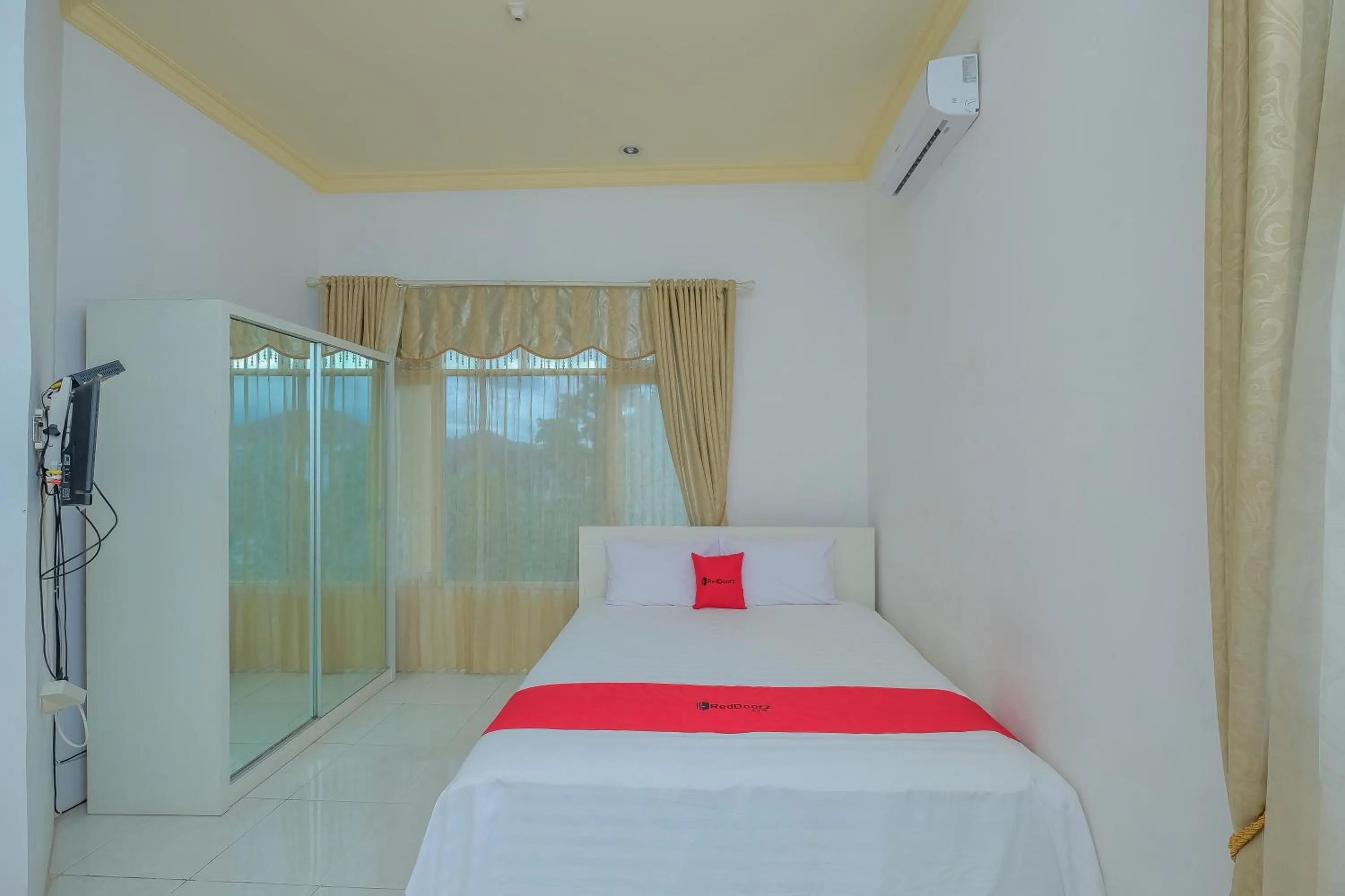 Bedroom, Bed in RedDoorz Syariah near Museum Lambung Mangkurat 2