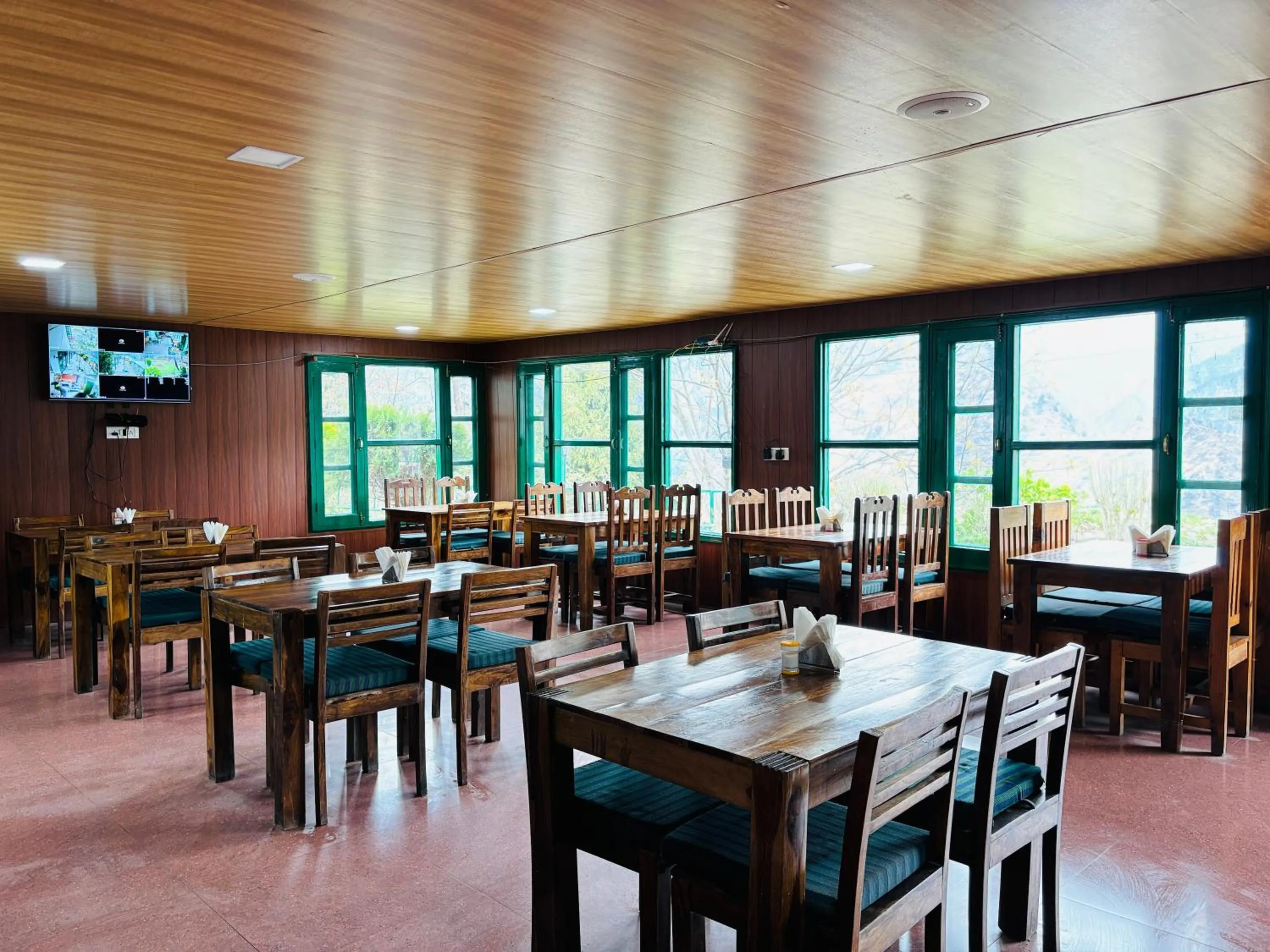 Dining area in Himalayan High, Auli, By Himalayan Eco Lodges